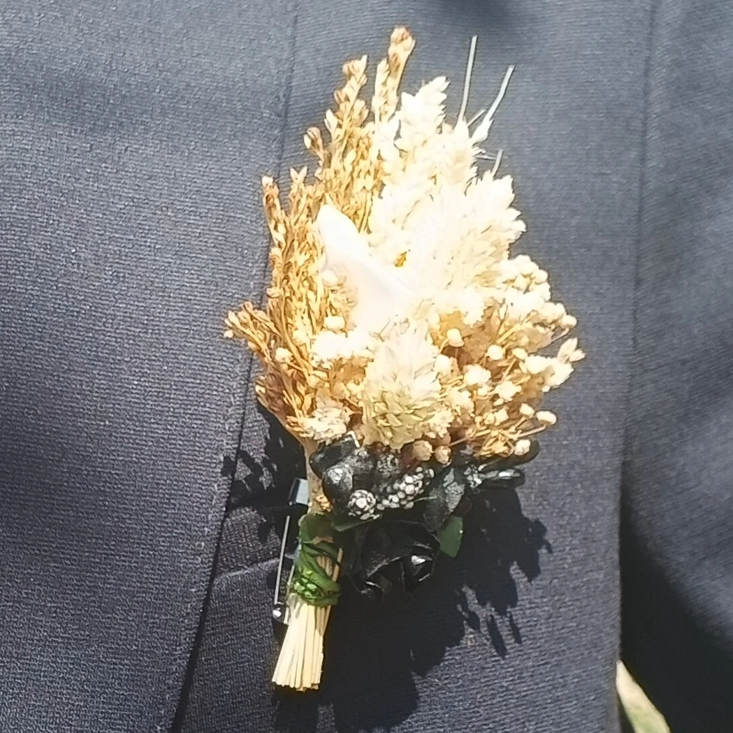 damat ve sağdıç yaka çiçeği siyah gül ve sarı kuru çiçekler
