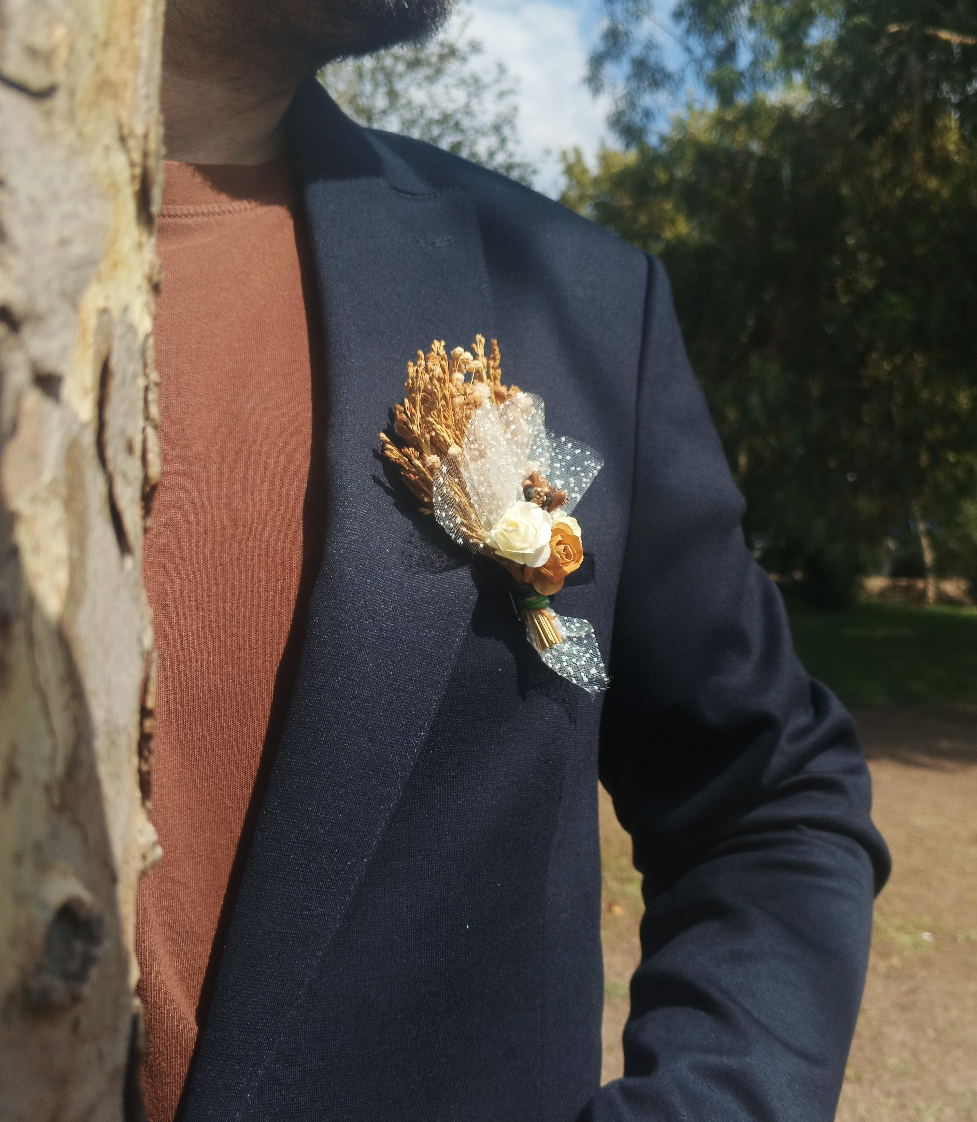 damat ve sağdıç yaka çiçeği gold ve beyaz