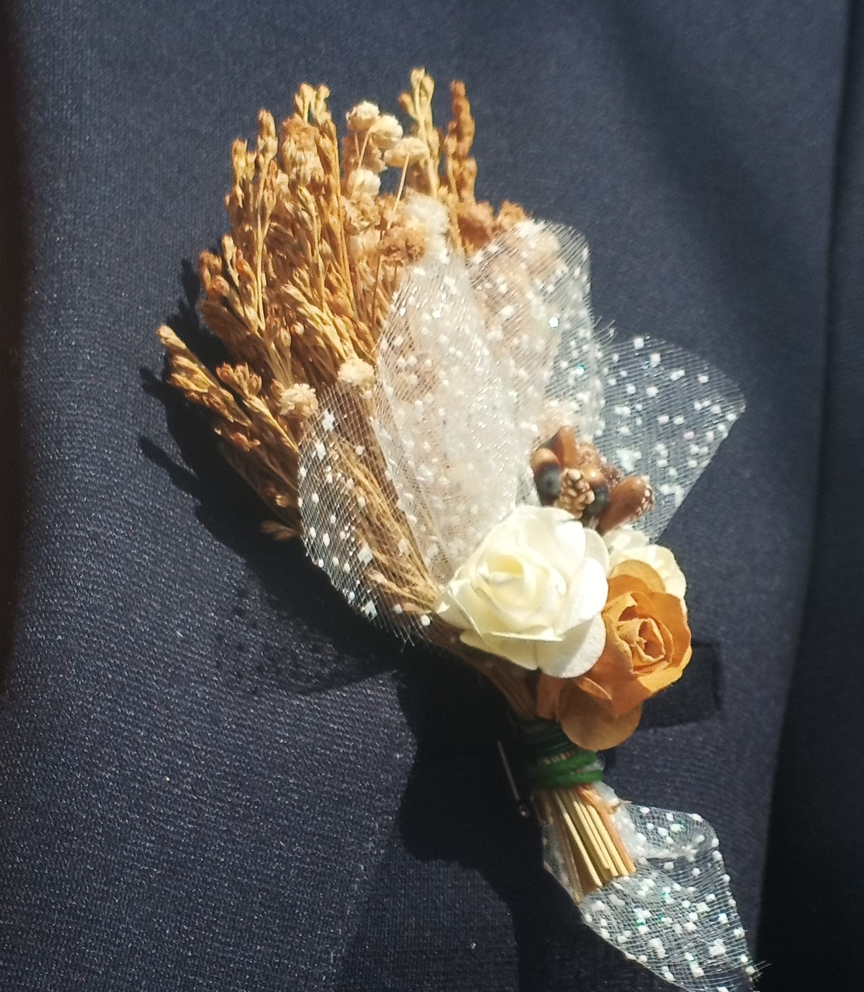 damat ve sağdıç yaka çiçeği gold ve beyaz