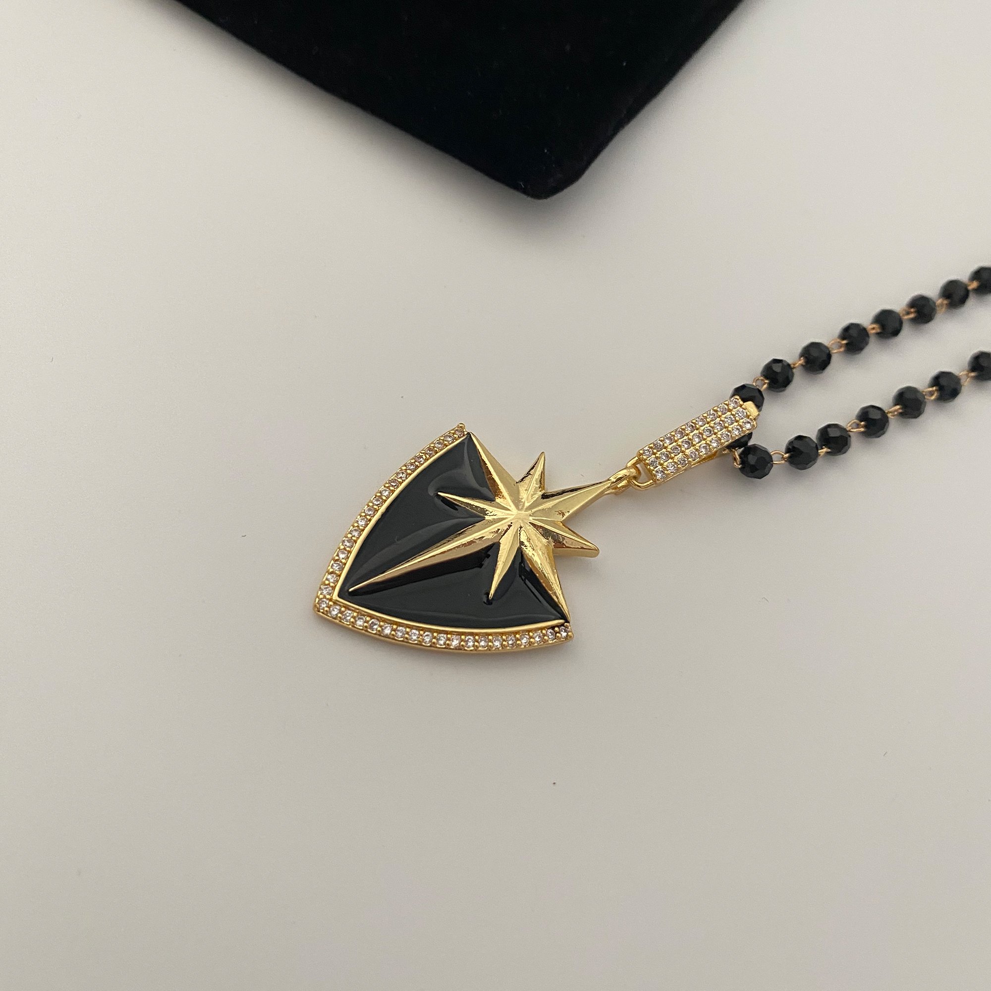 V’ BADGE KOLYE NO:52