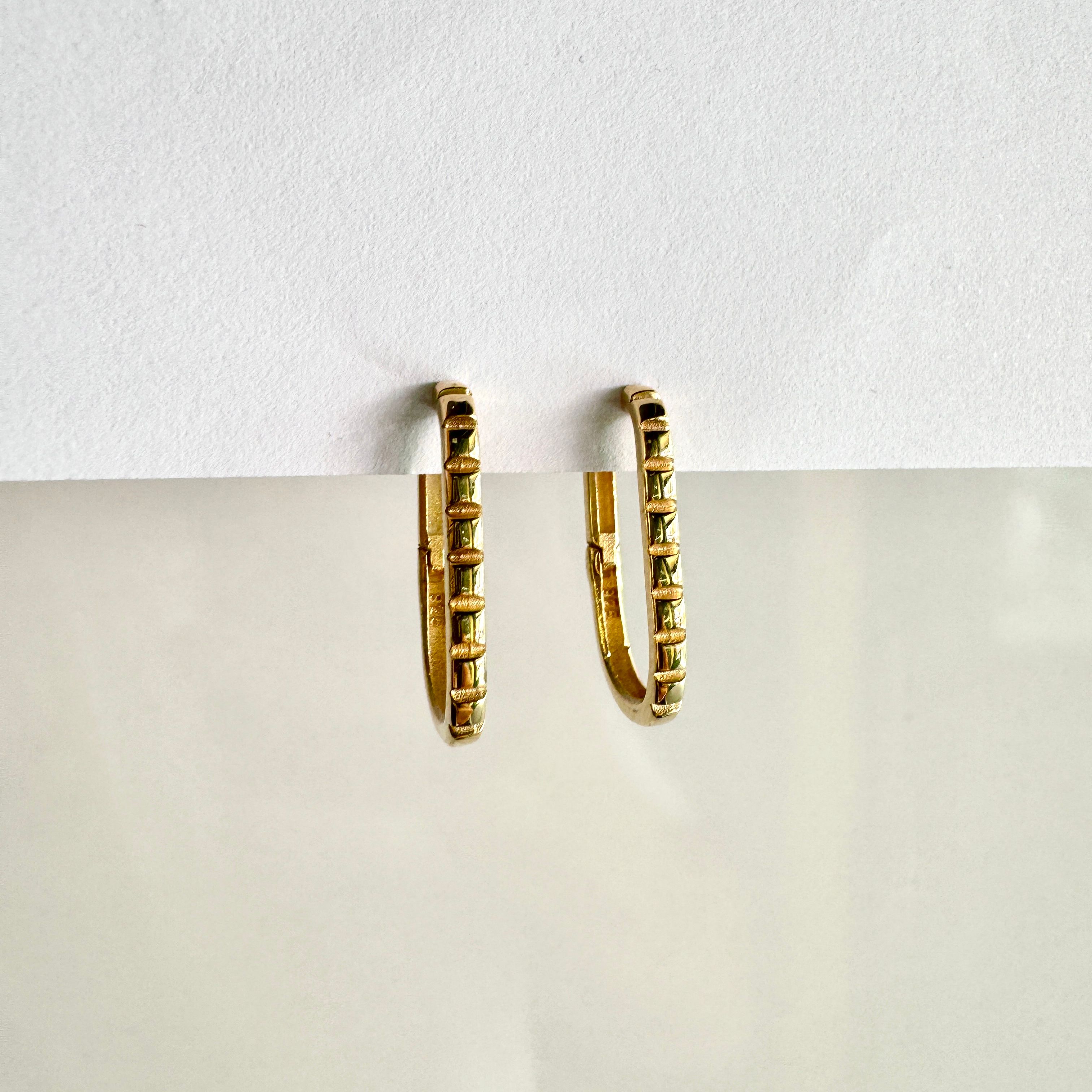 Basic Baton Oval Huggies Earring Gold