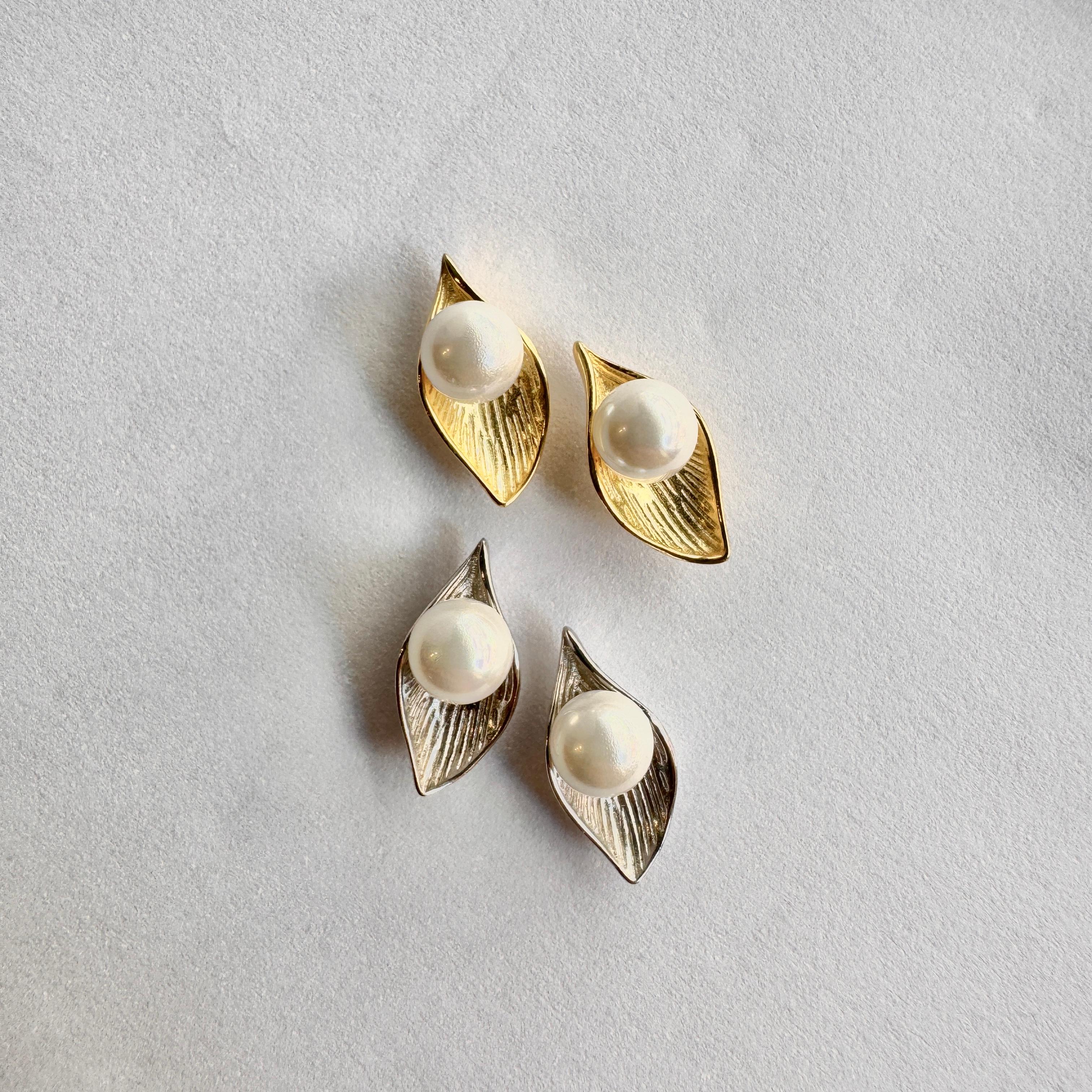 Pearl Lily Stud Earring