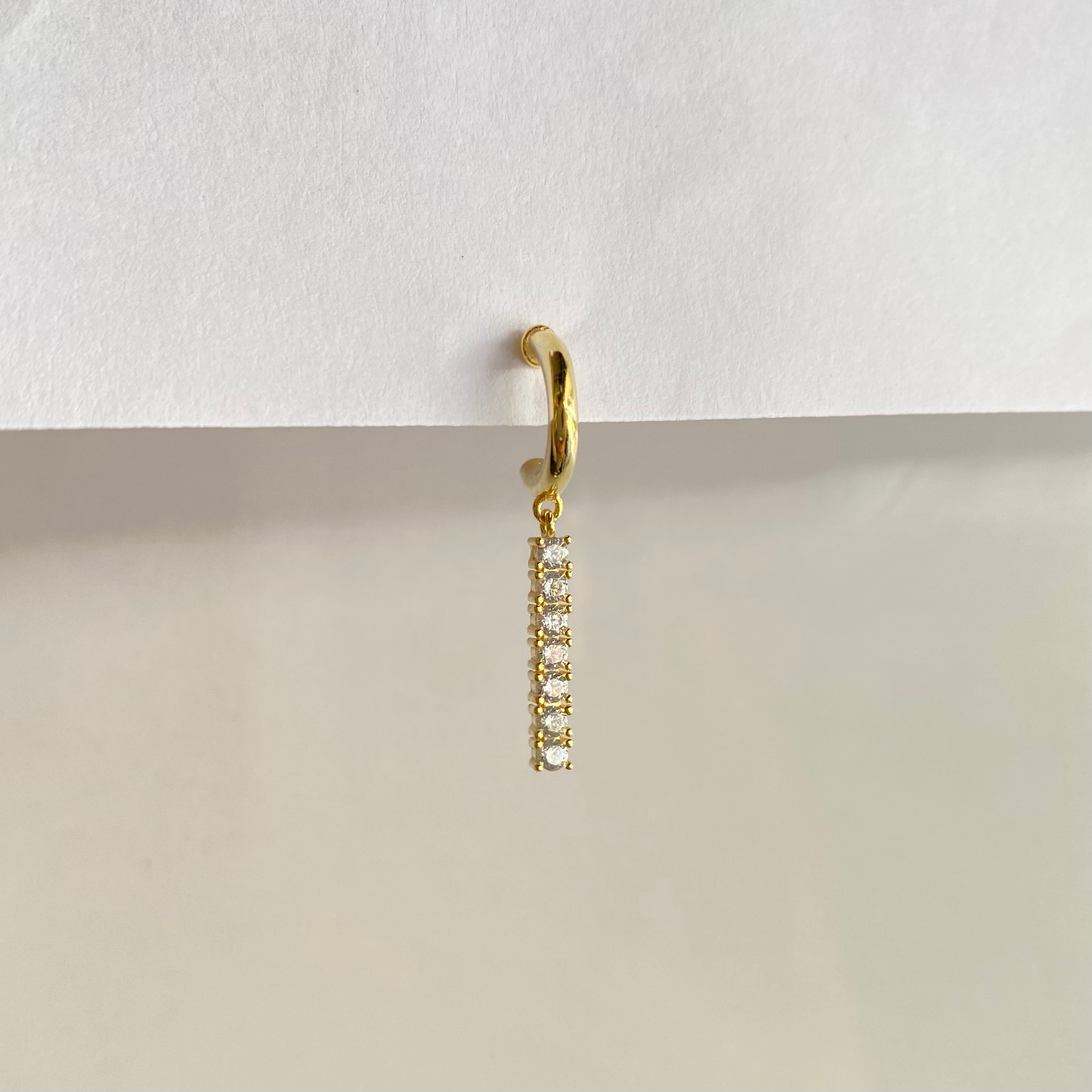 Taşlı Sallantılı Baton Stud Küpe Gold-Tek