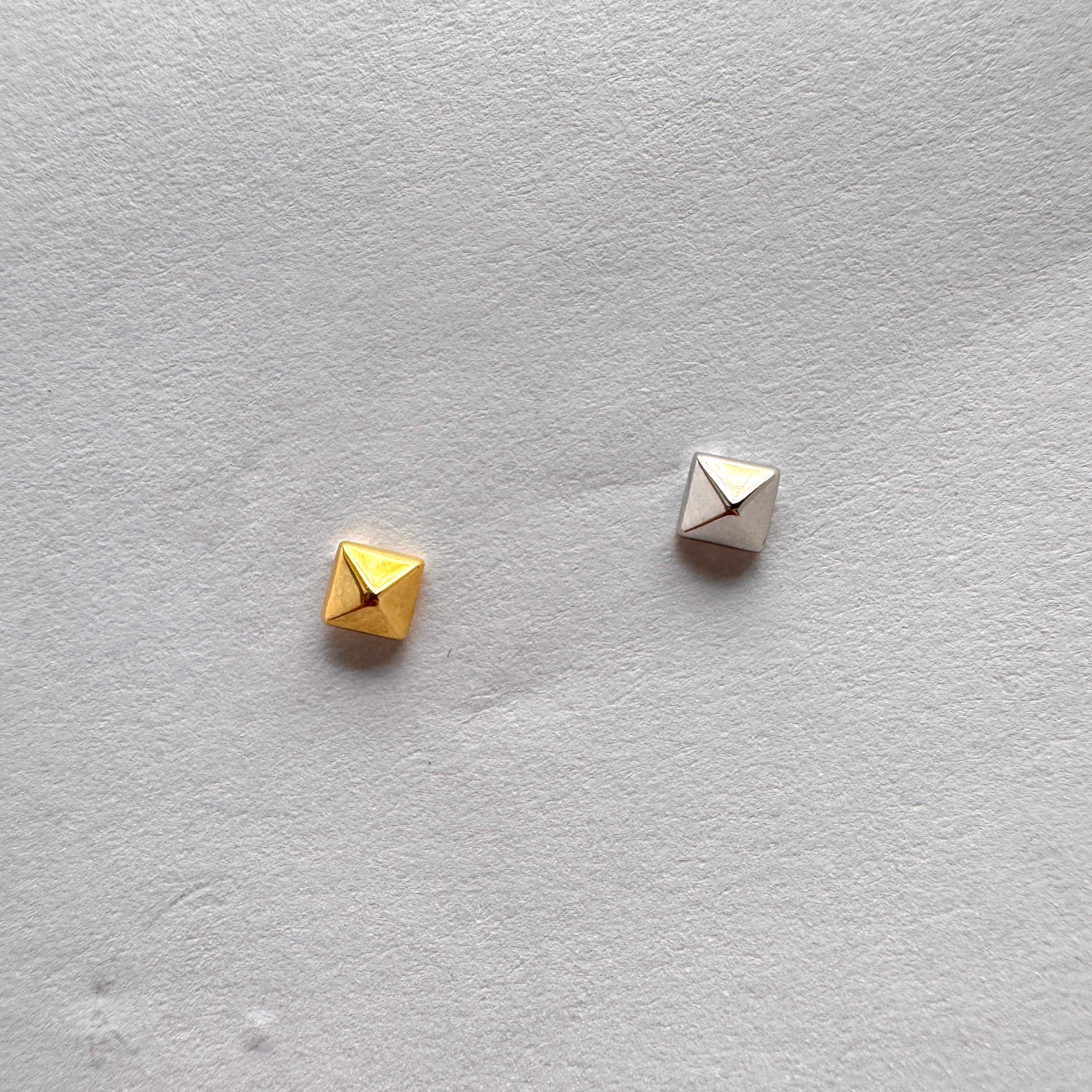 Mini Kare Zımba Stud Küpe-Tek