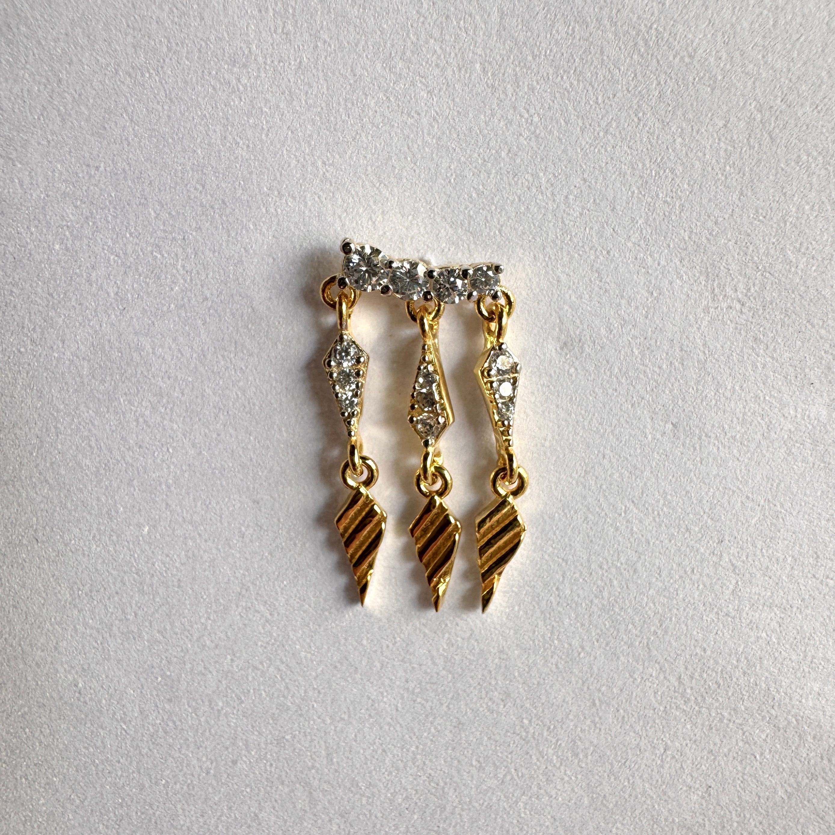 Yatay Bohem Sallantılı Stud Küpe Gold 
