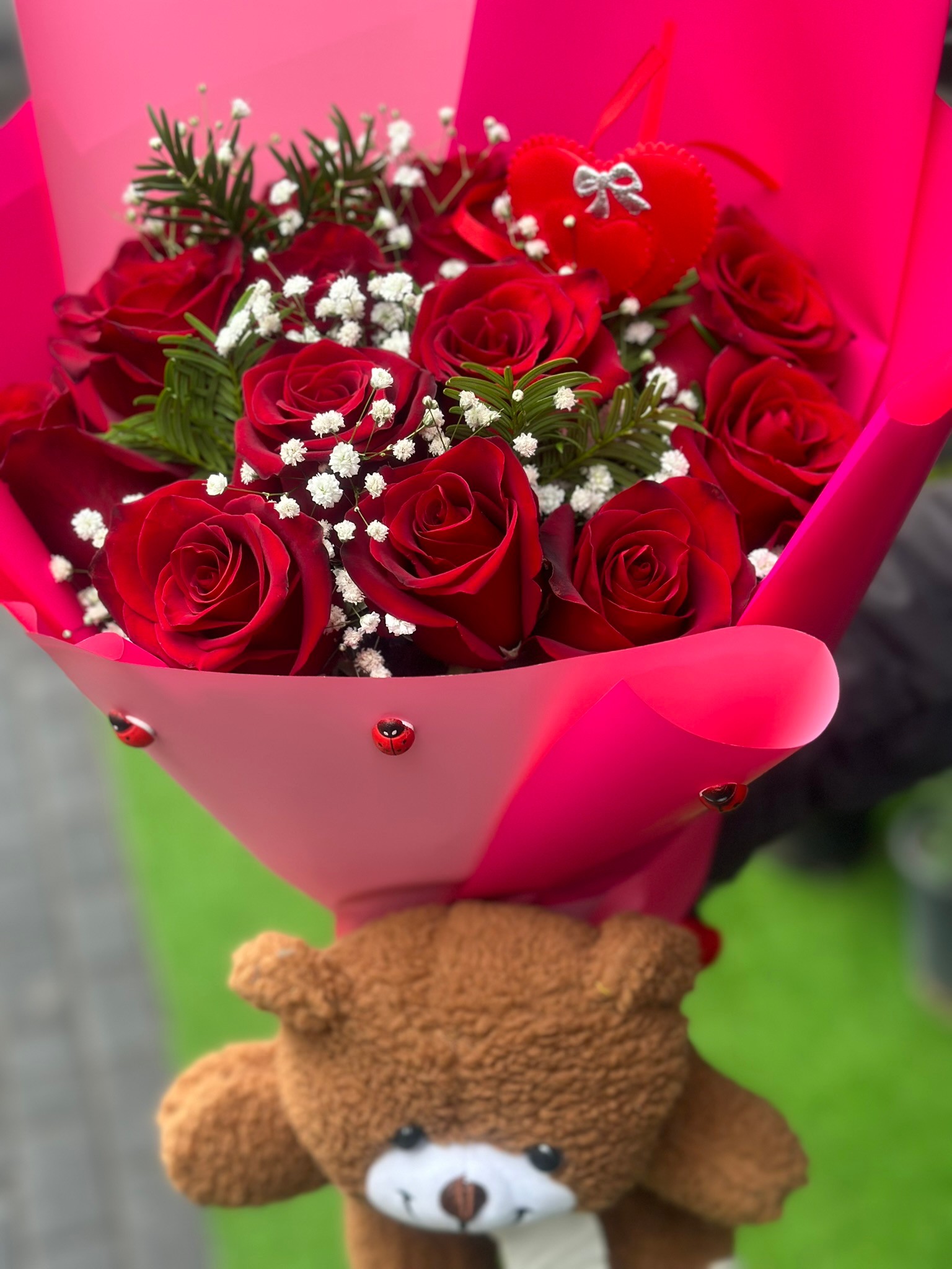 Peluş Ayıcık ve 15'li Kırmızı Gül Buketi 