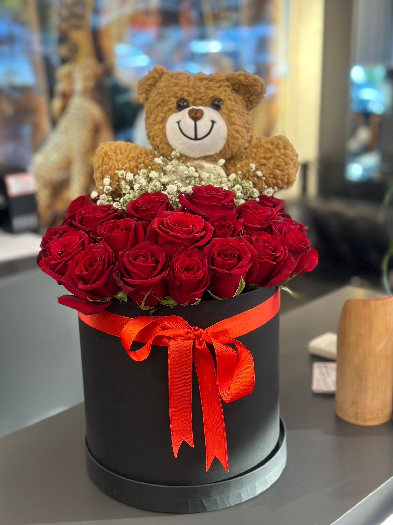 Romantik Dokunuş – Kutuda 21 Kırmızı Gül ve Ayıcık