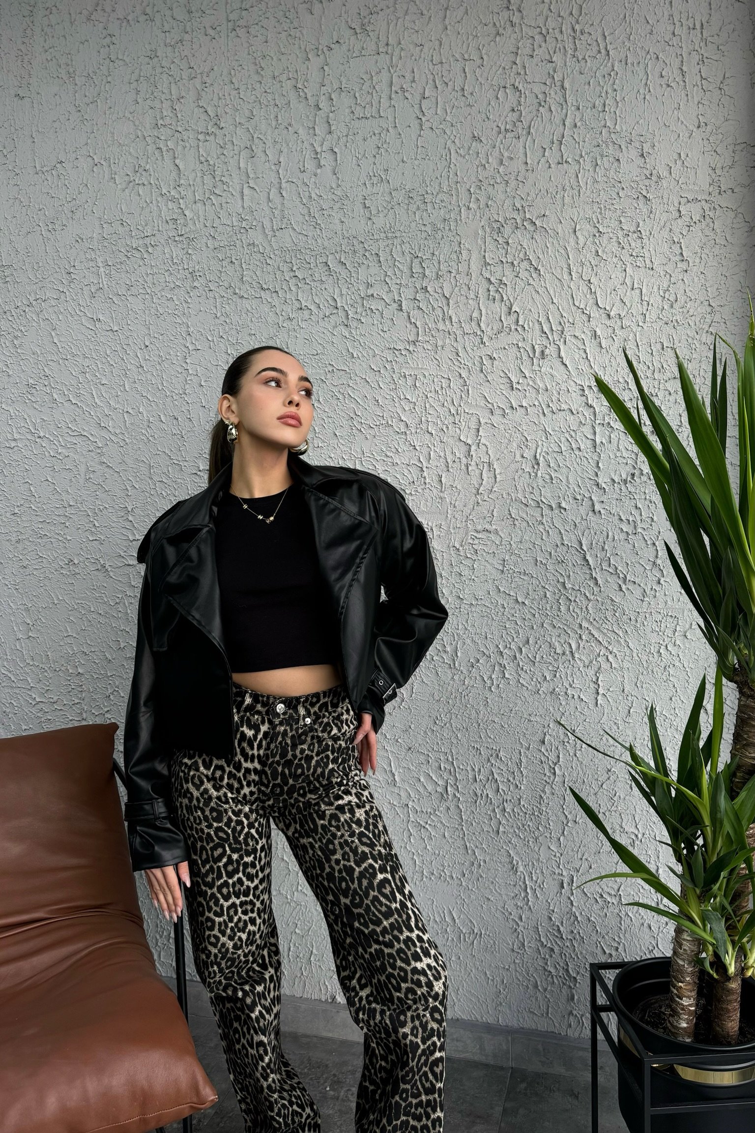 KOL UCU KEMERLİ CROP DERİ CEKET