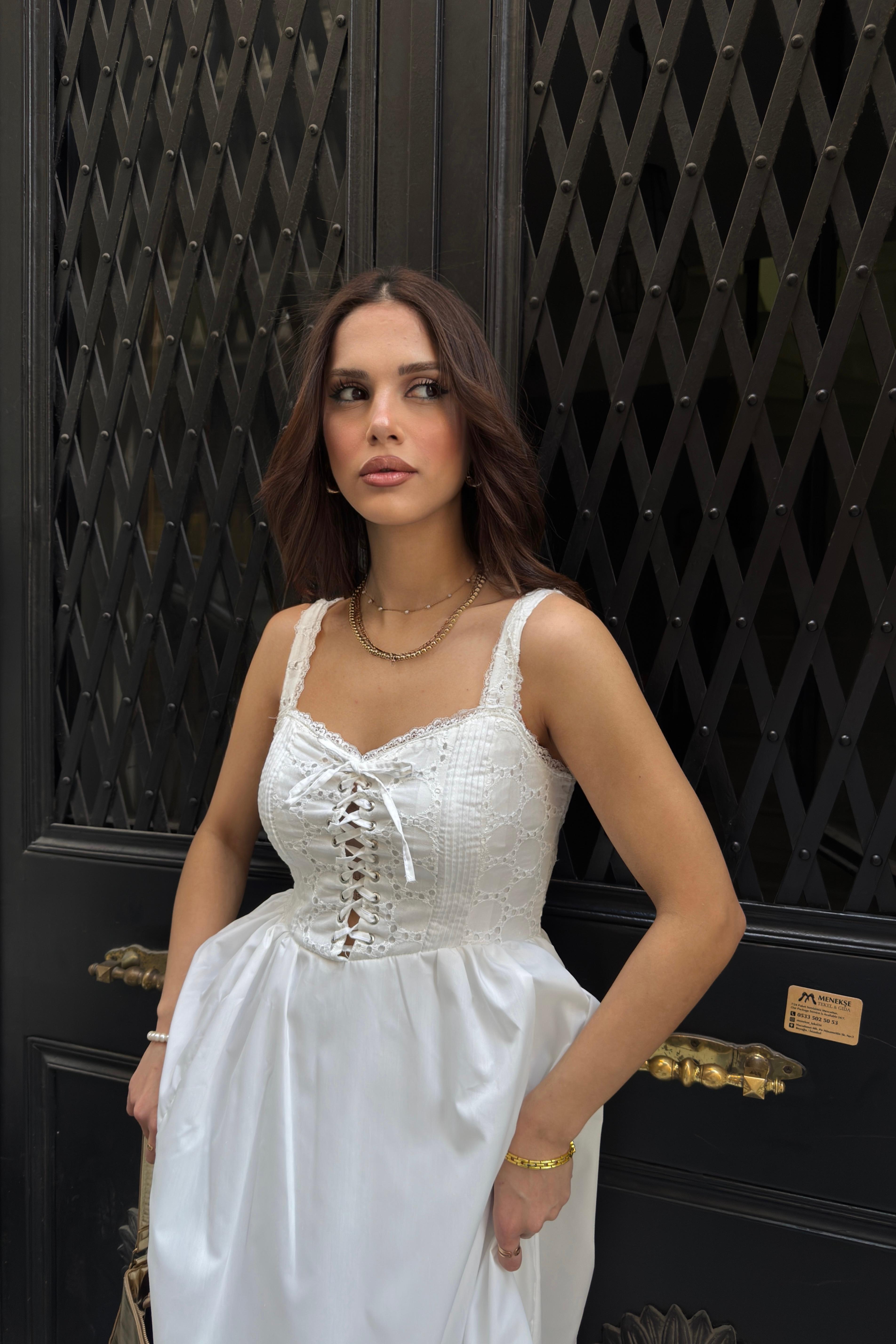 İŞLEMELİ BAĞCIKLI MİDİ ELBİSE