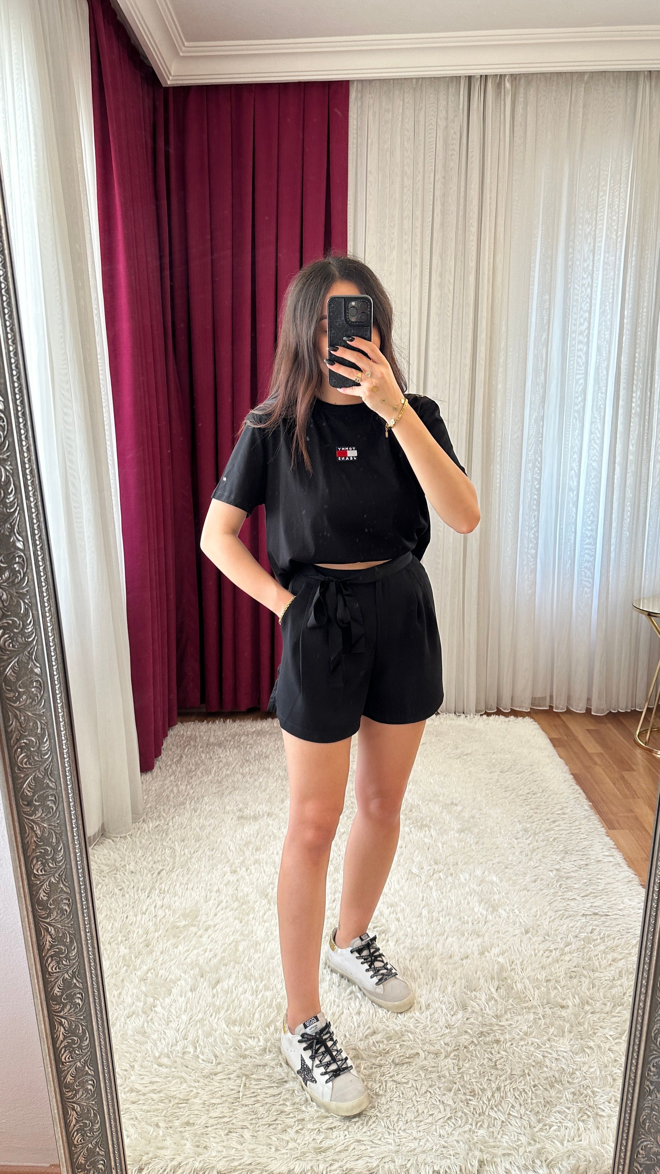 siyah kuşak detaylı şort 