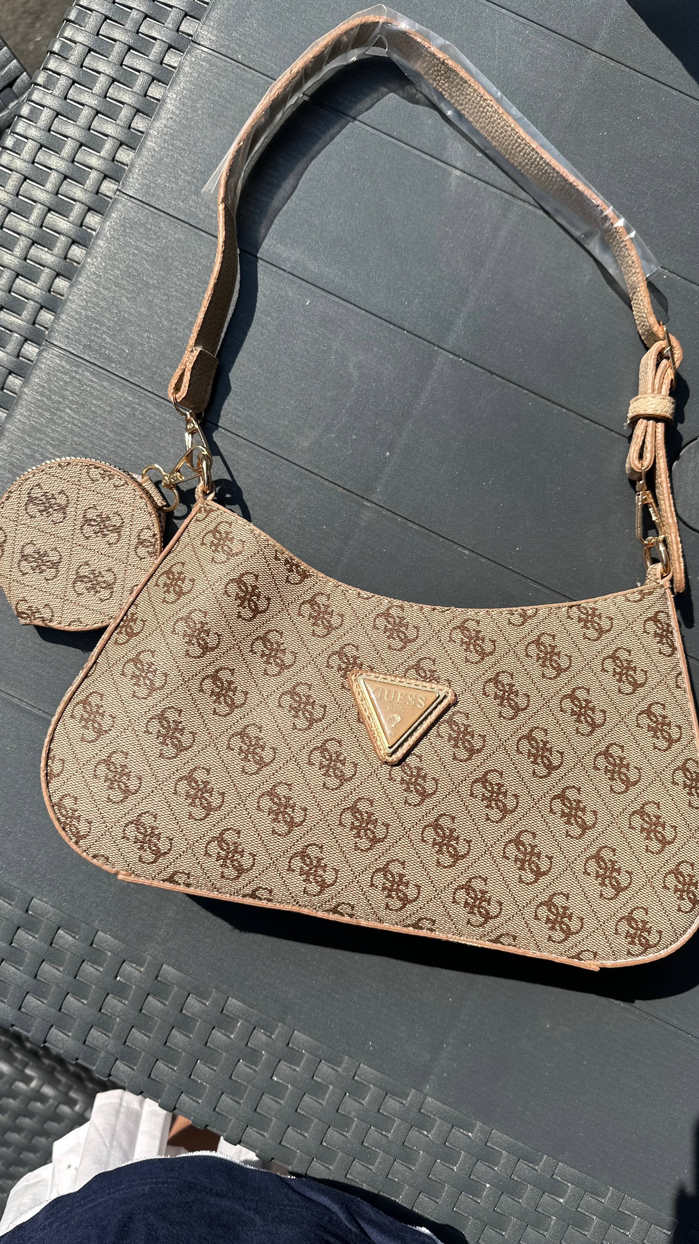bej monogram baget çanta