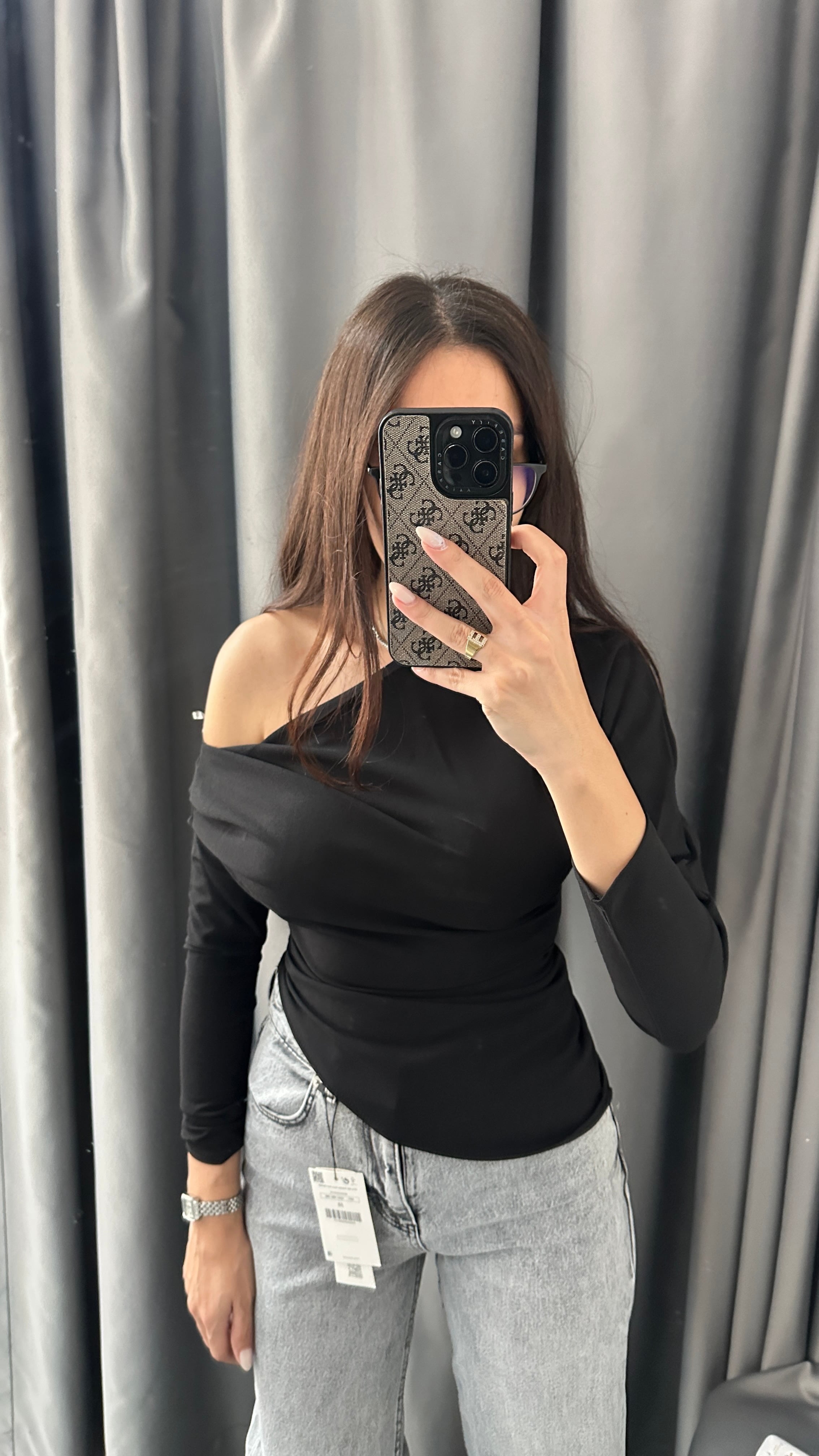 siyah omuz detaylı bluz