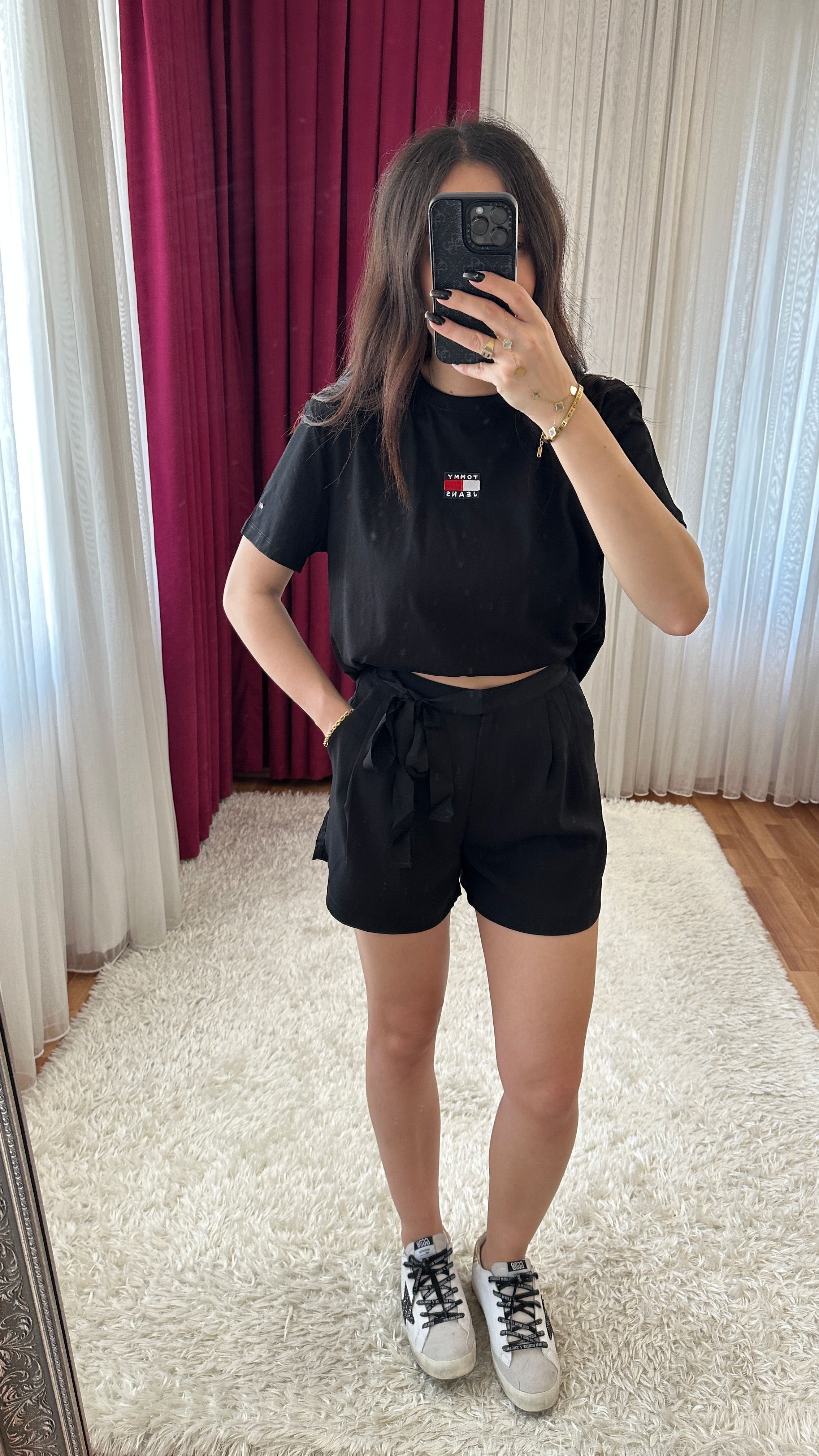 siyah kuşak detaylı şort 