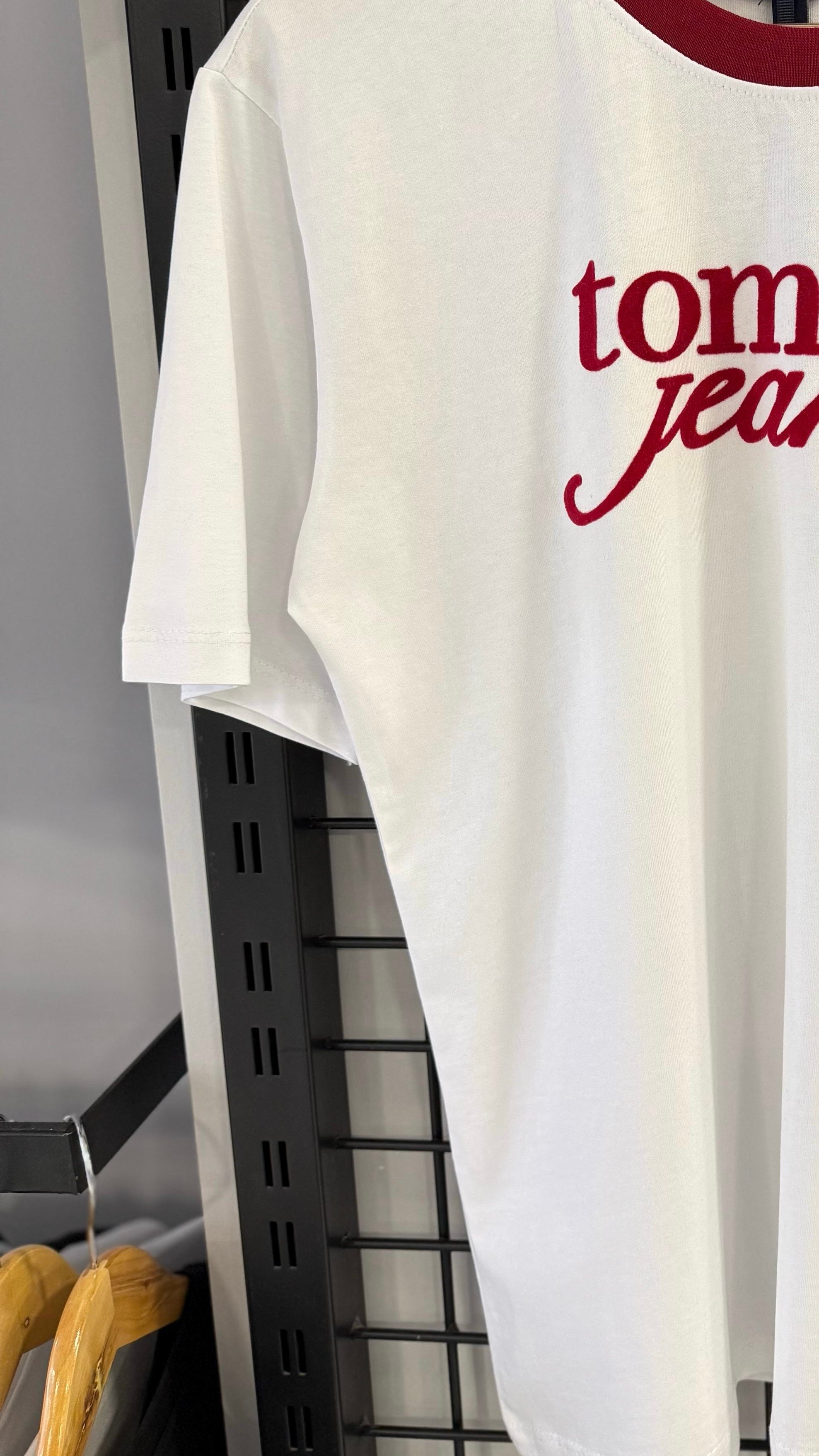 bordo yazılı beyaz tshirt