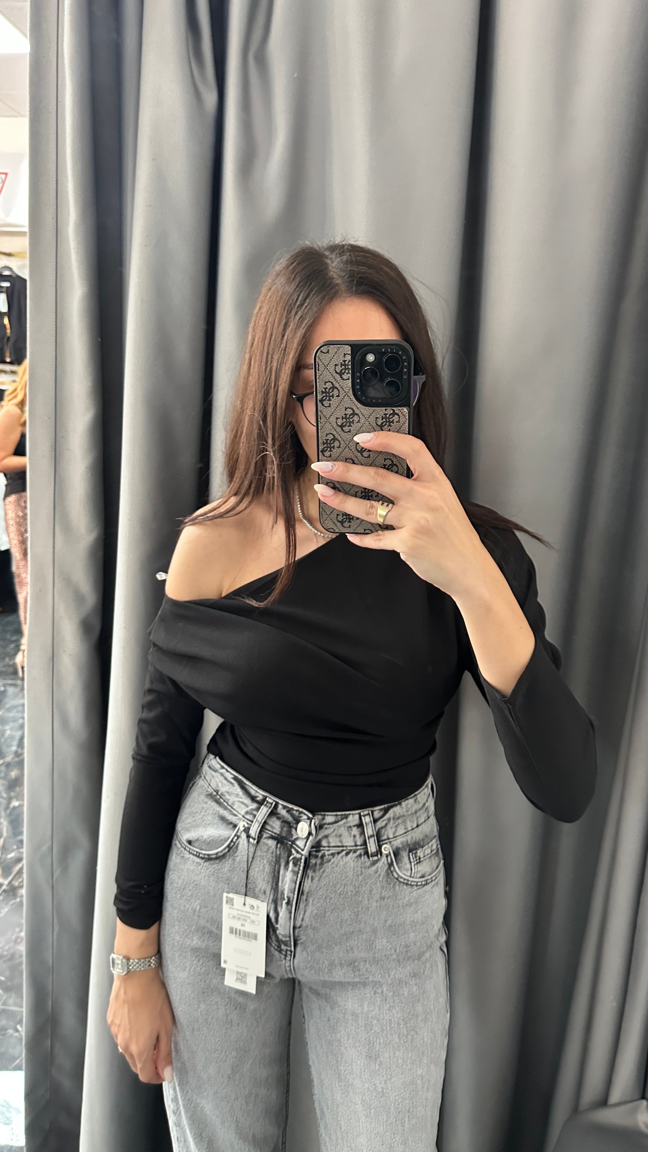 siyah omuz detaylı bluz
