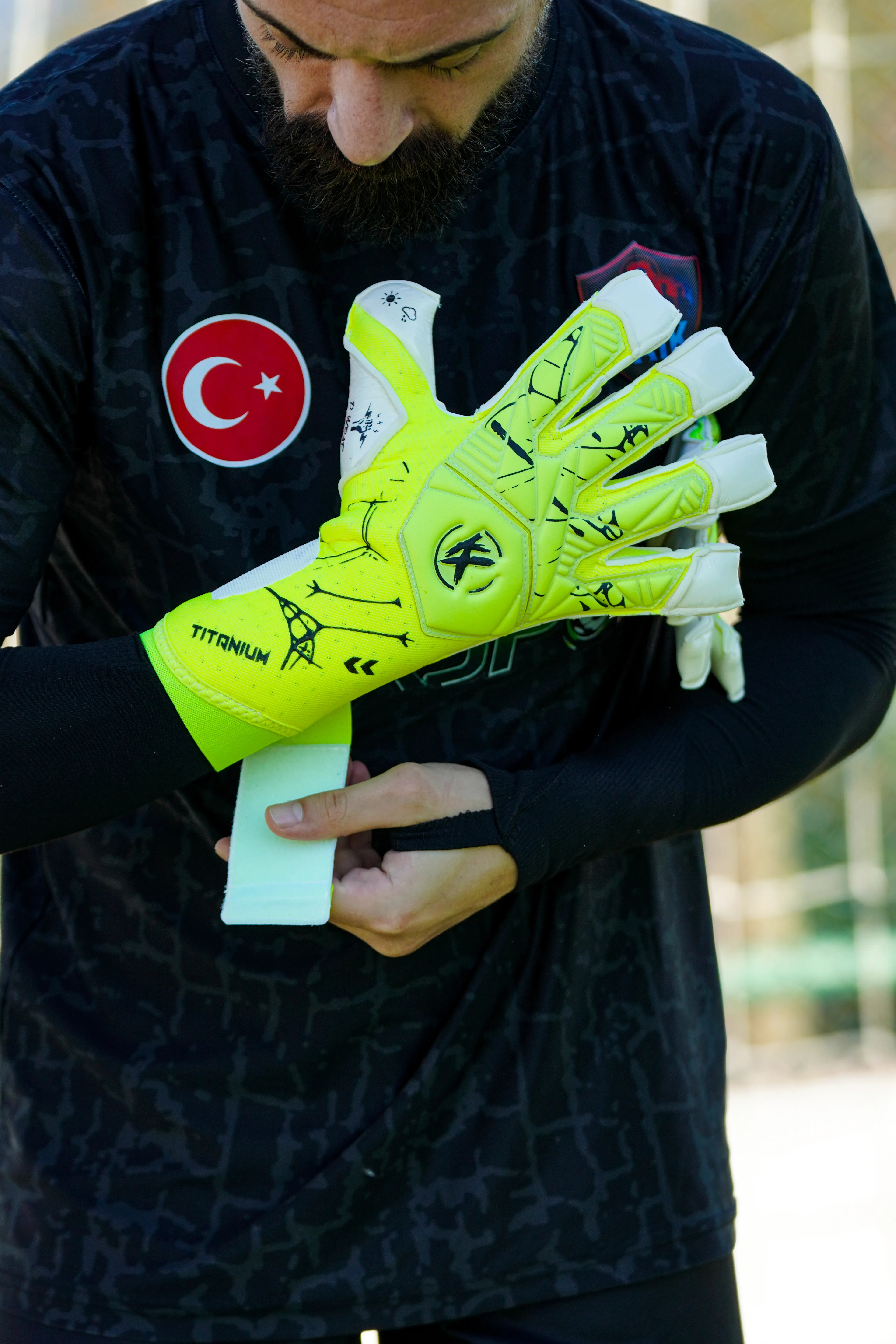 Yeni Kx ‘TİTANİUM’ Profesyonel Kaleci Eldiveni