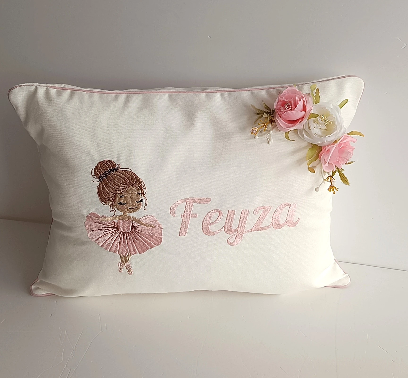 BALERİN NAKIŞLI ÇİÇEKLİ YASTIK