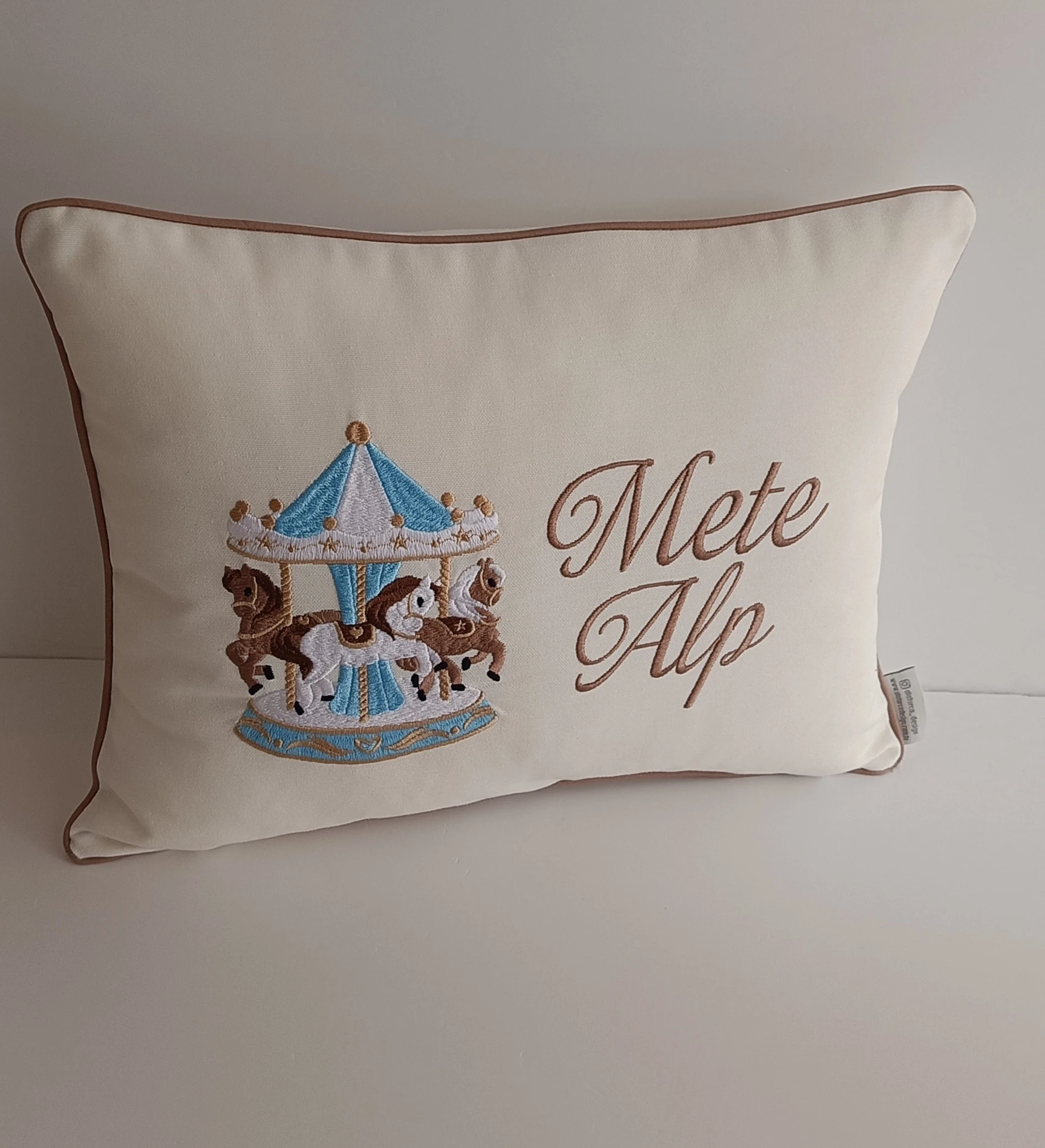 ATLI KARINCA NAKIŞLI YASTIK