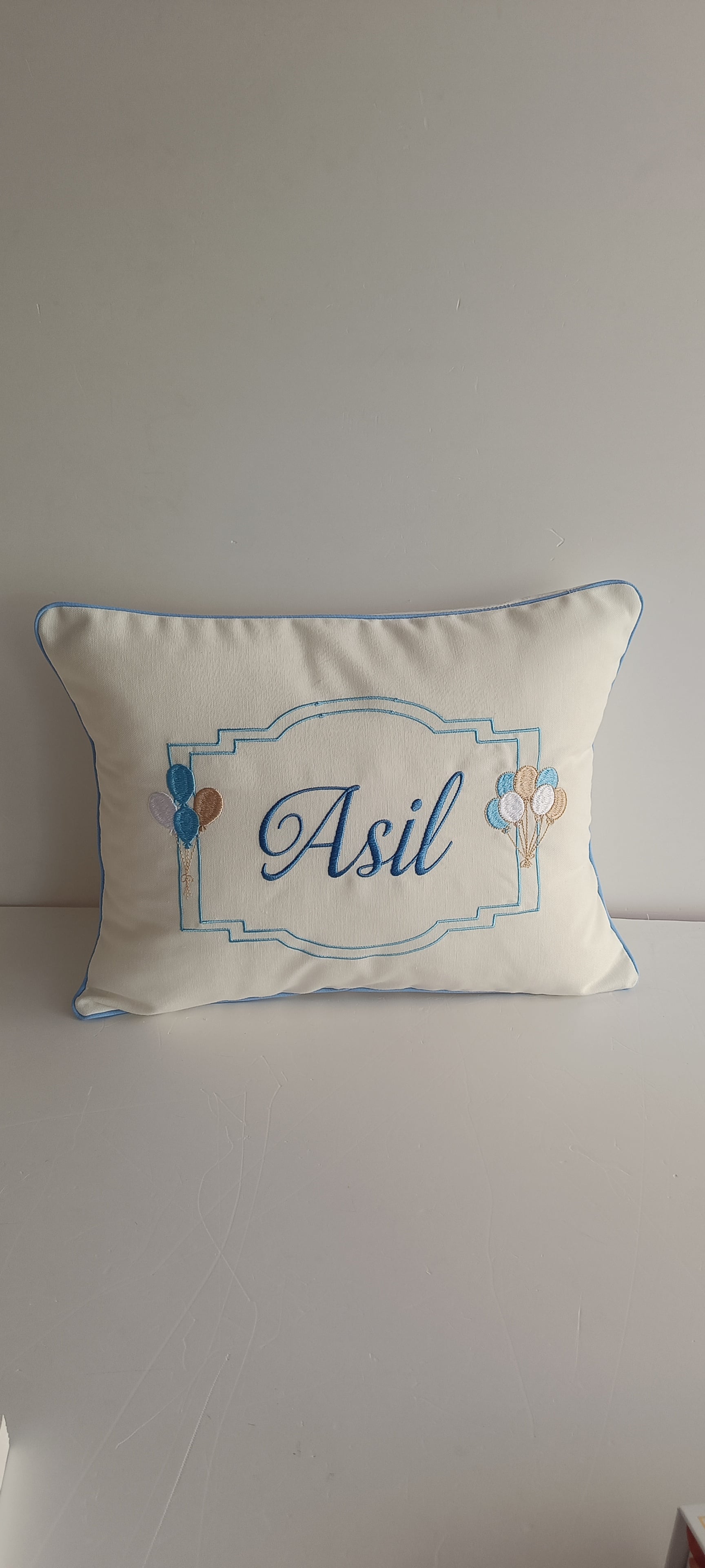ATLI BALONLU NAKIŞLI YASTIK