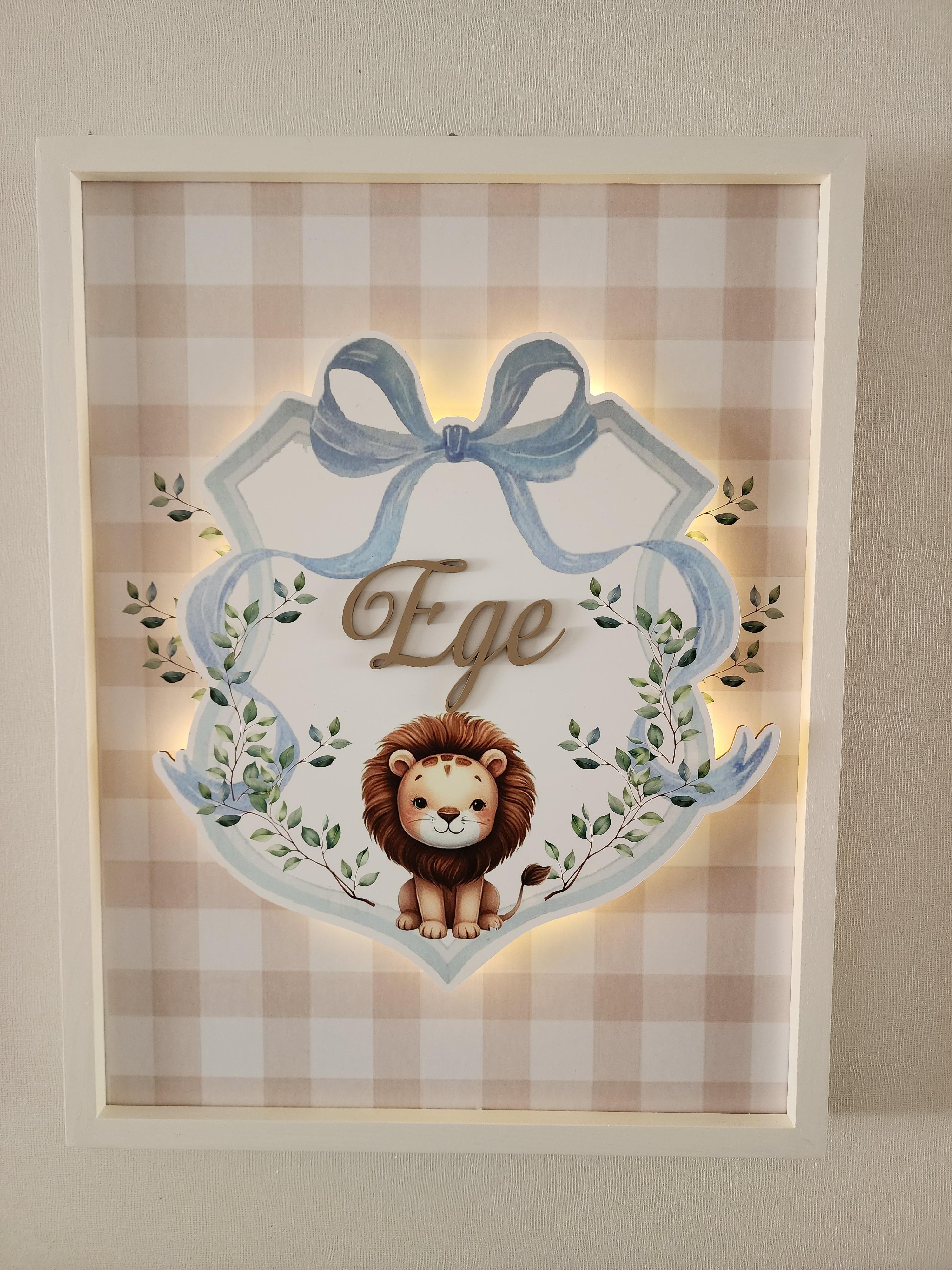 Aslan Figürlü Kurdele Tasarımlı LED Işıklı Kapı Süsü 
