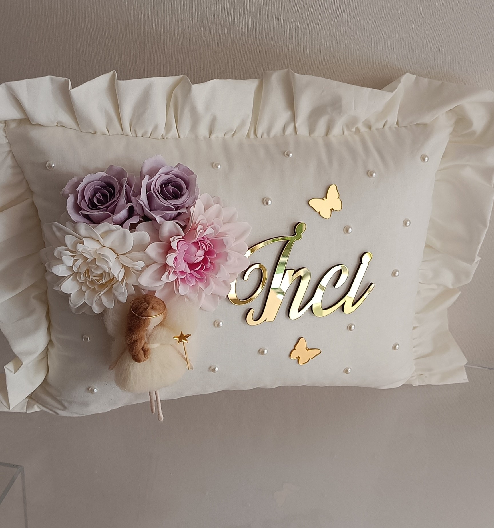 FIRFIRLI YAPAY ÇİÇEK DETAYLI YASTIK 