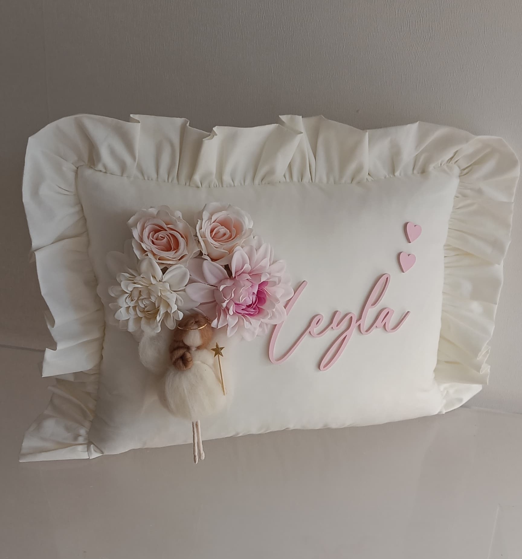 FIRFIRLI YAPAY ÇİÇEK DETAYLI YASTIK 