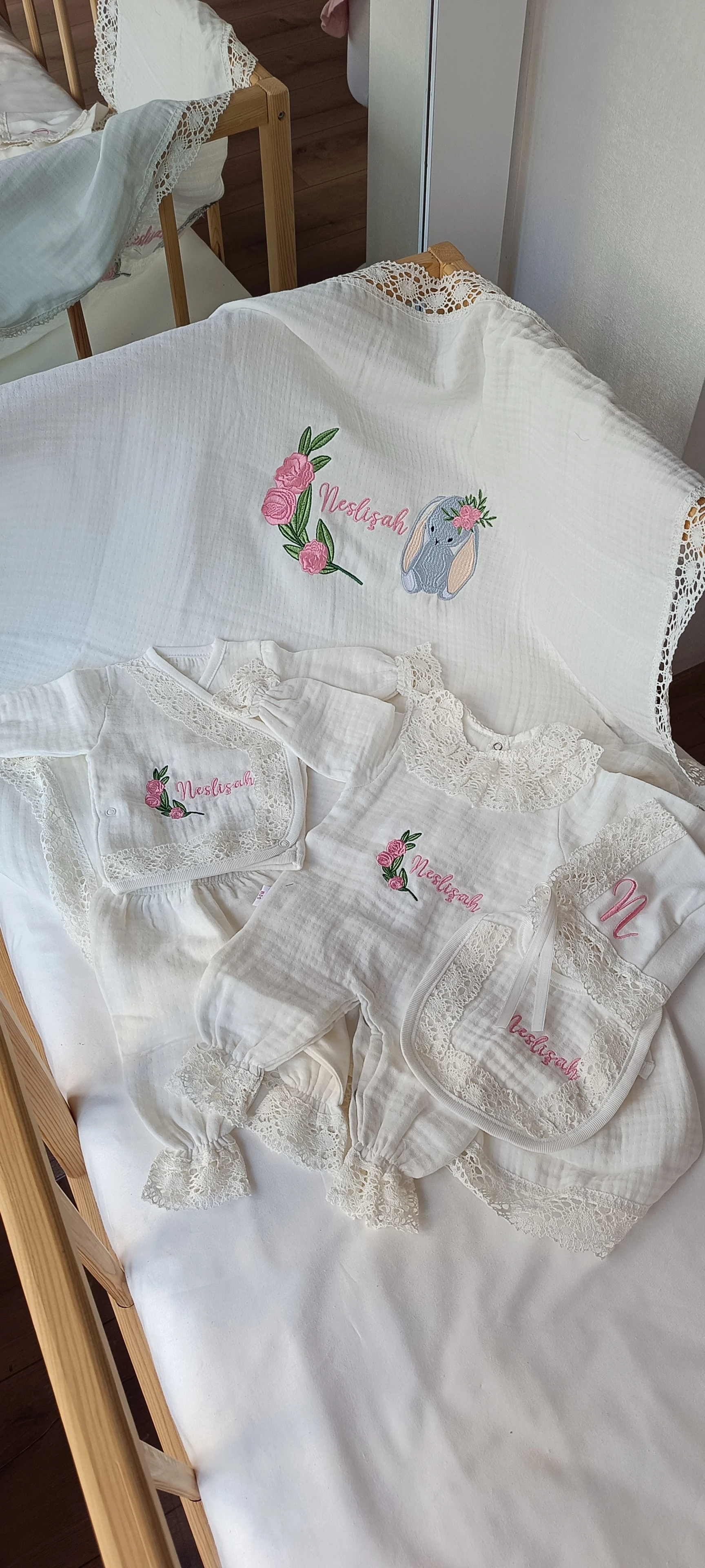 TAVŞAN İŞLEMELİ DANTELLİ 10 PARÇA MÜSLİN HASTANE ÇIKIŞI 