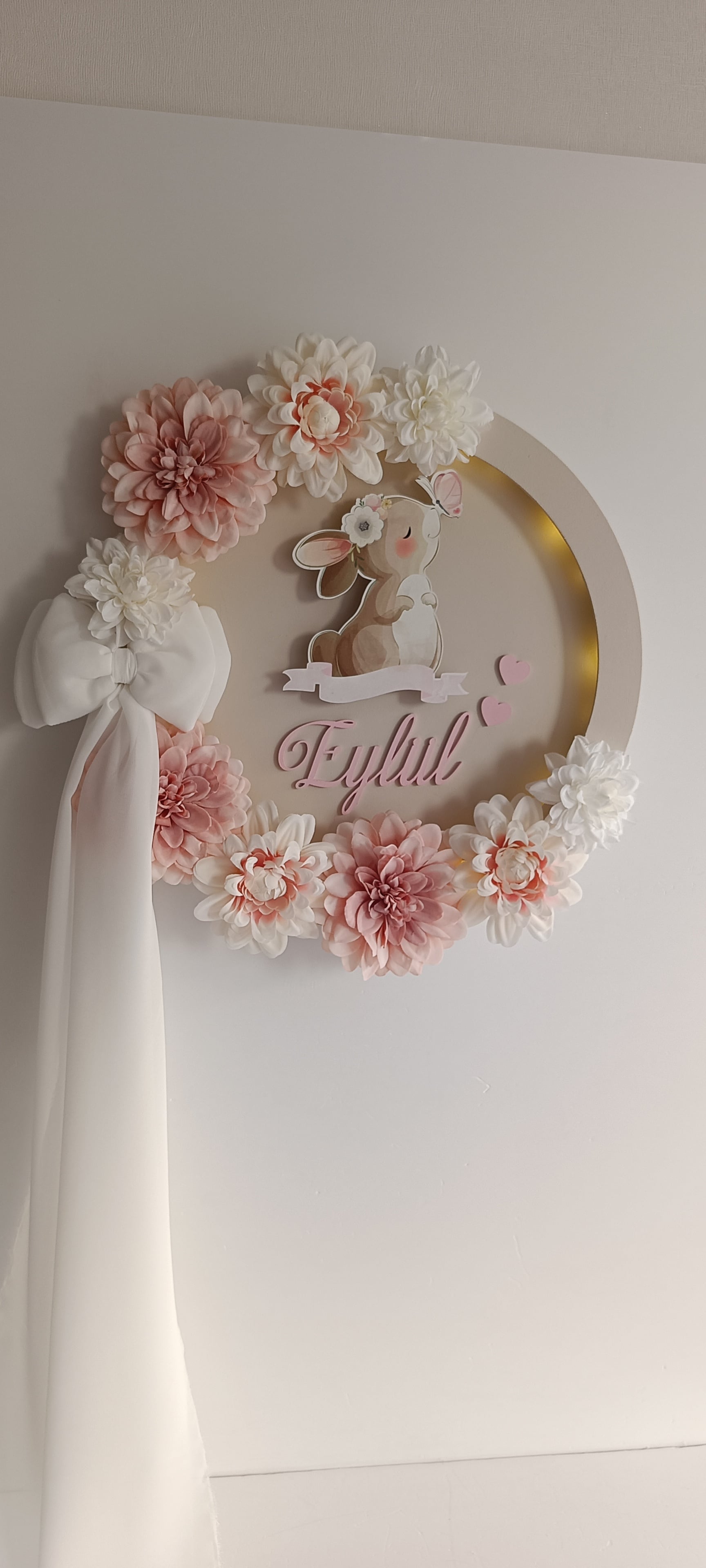 TAVŞANLI YUVARLAK ÇİÇEKLİ KAPI SÜSÜ