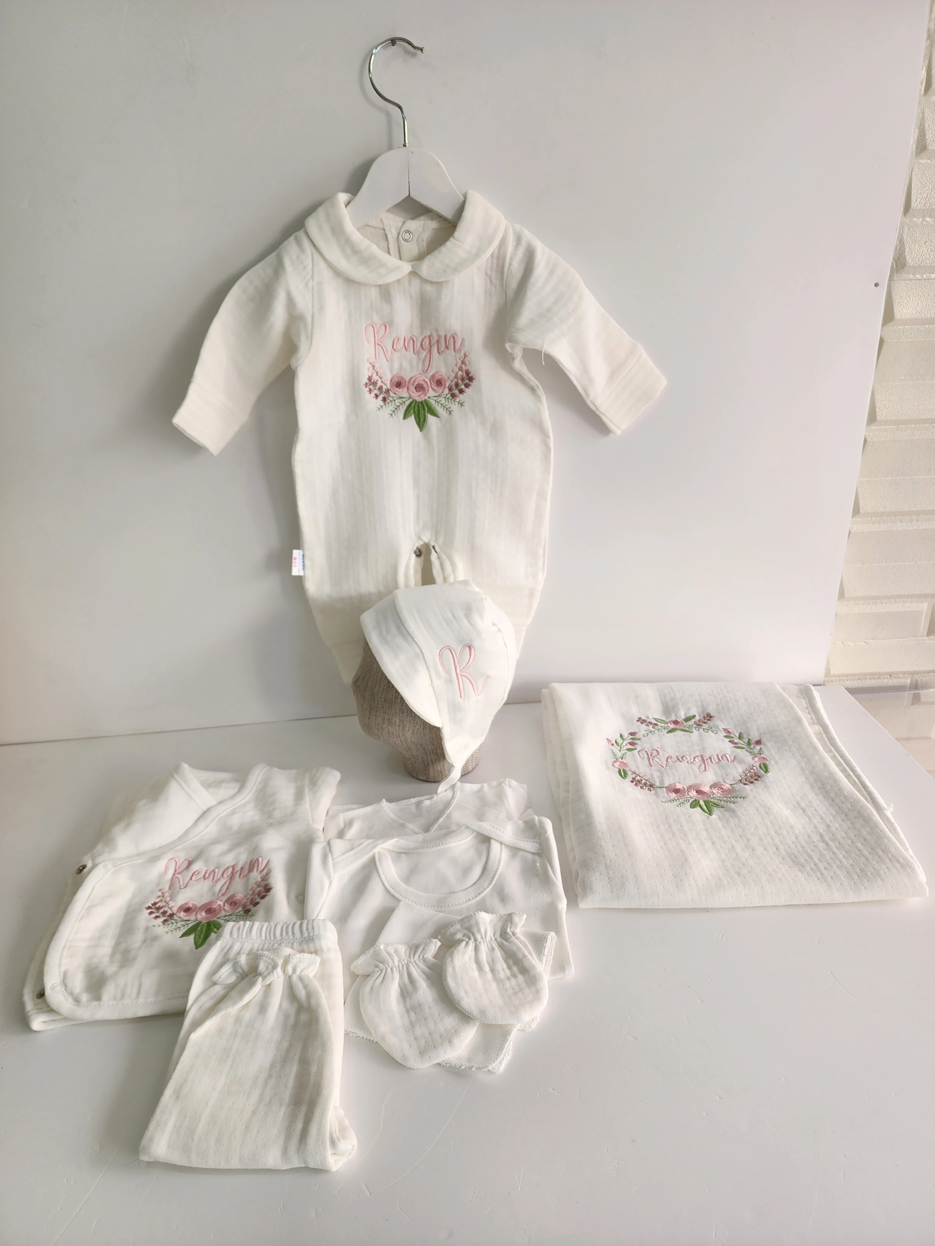 ÇİÇEK İŞLEMELİ 10 PARÇA MÜSLİN HASTANE ÇIKIŞI 