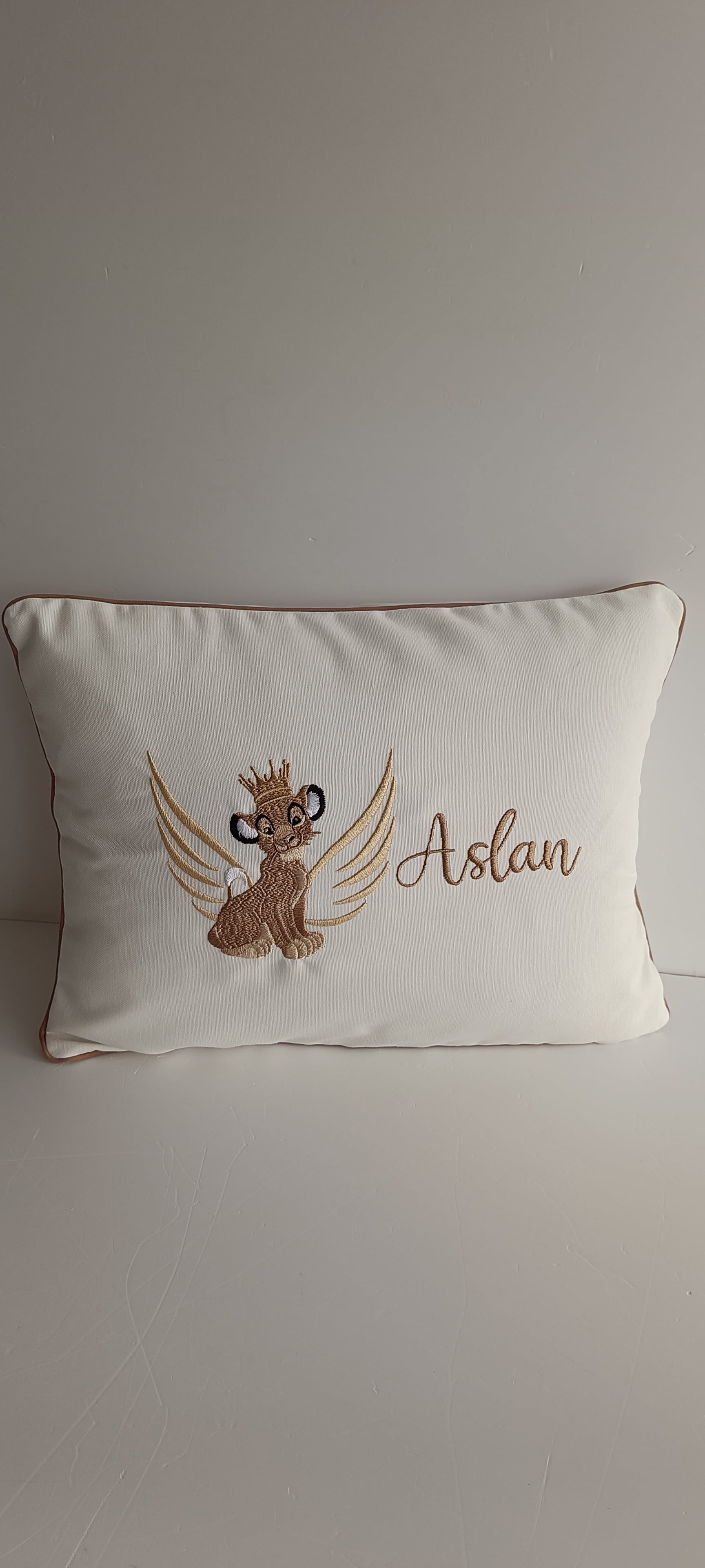 ASLAN TEMALI NAKIŞLI YASTIK