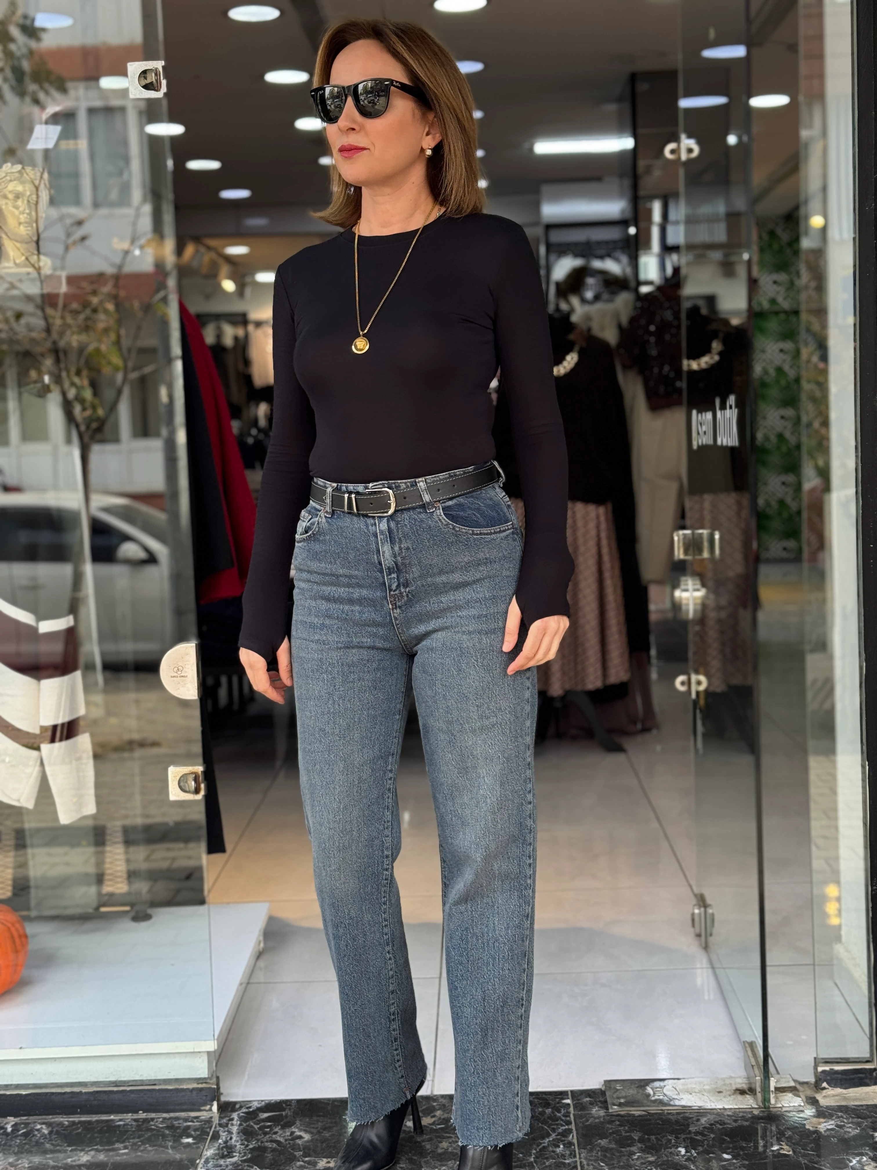 Kemerli Yıkamalı Lacivert Jean