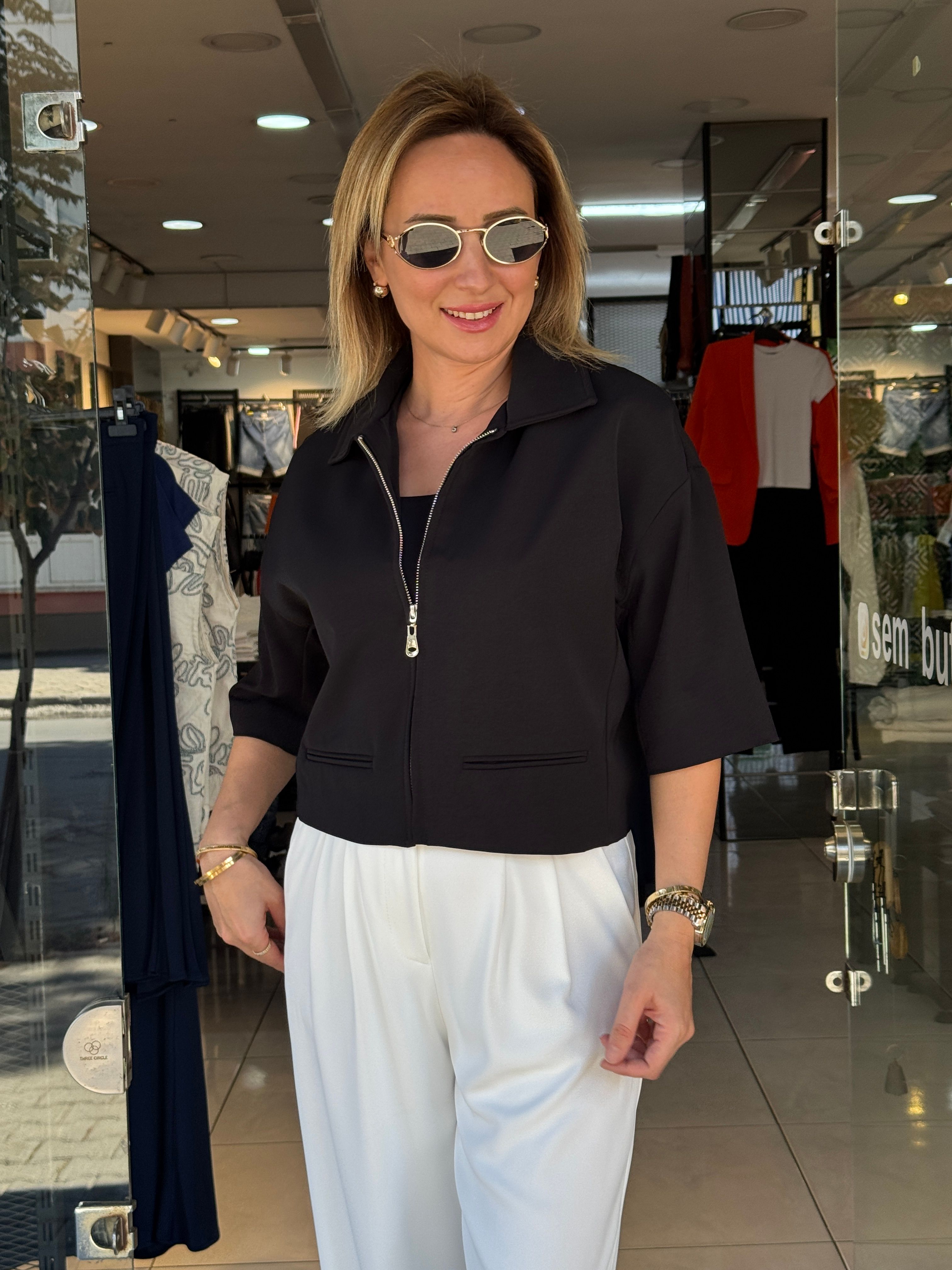 Siyah Ön Fermuarlı Ceket