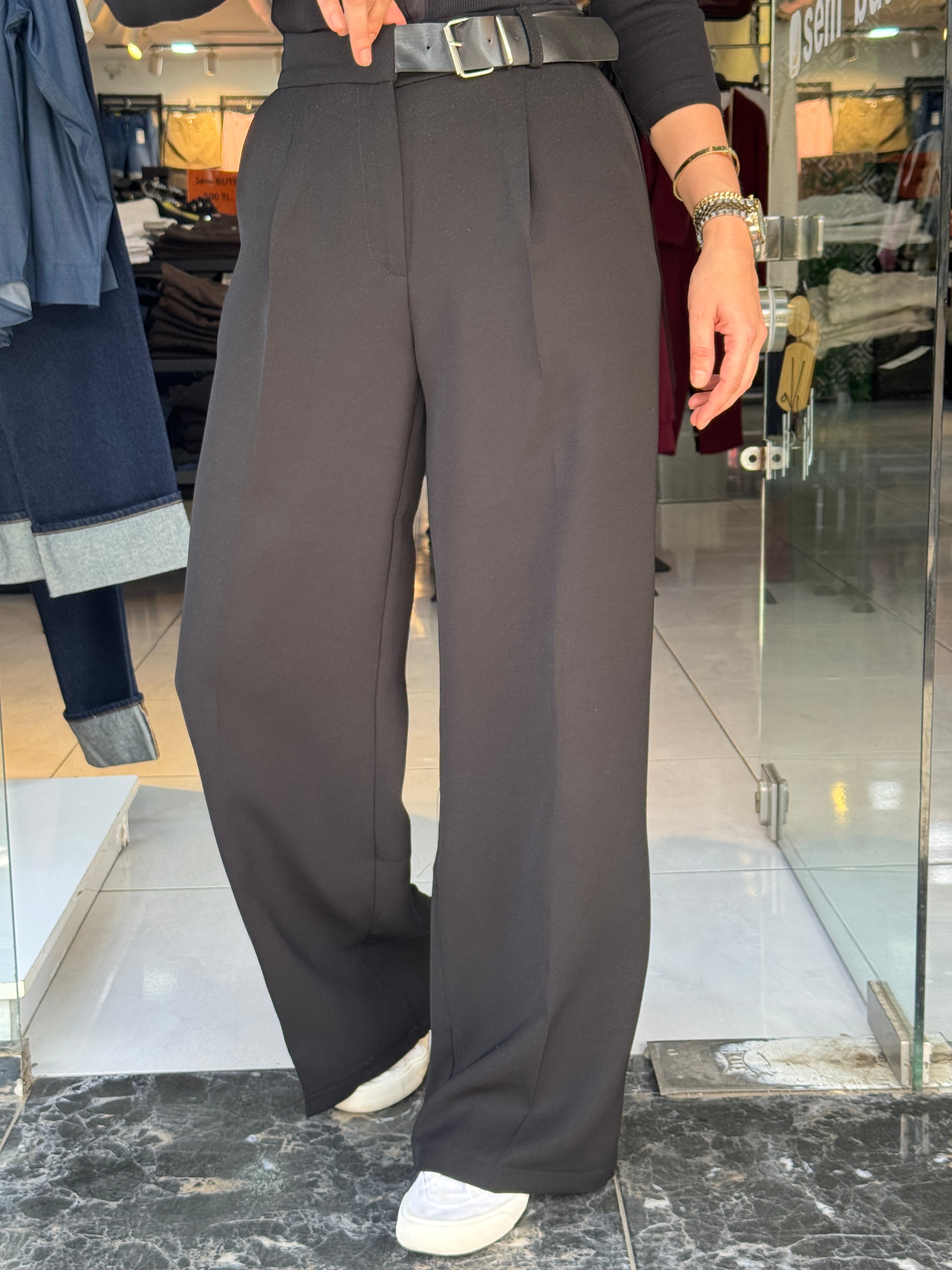 Yan Kemerli Siyah Kumaş Pantolon