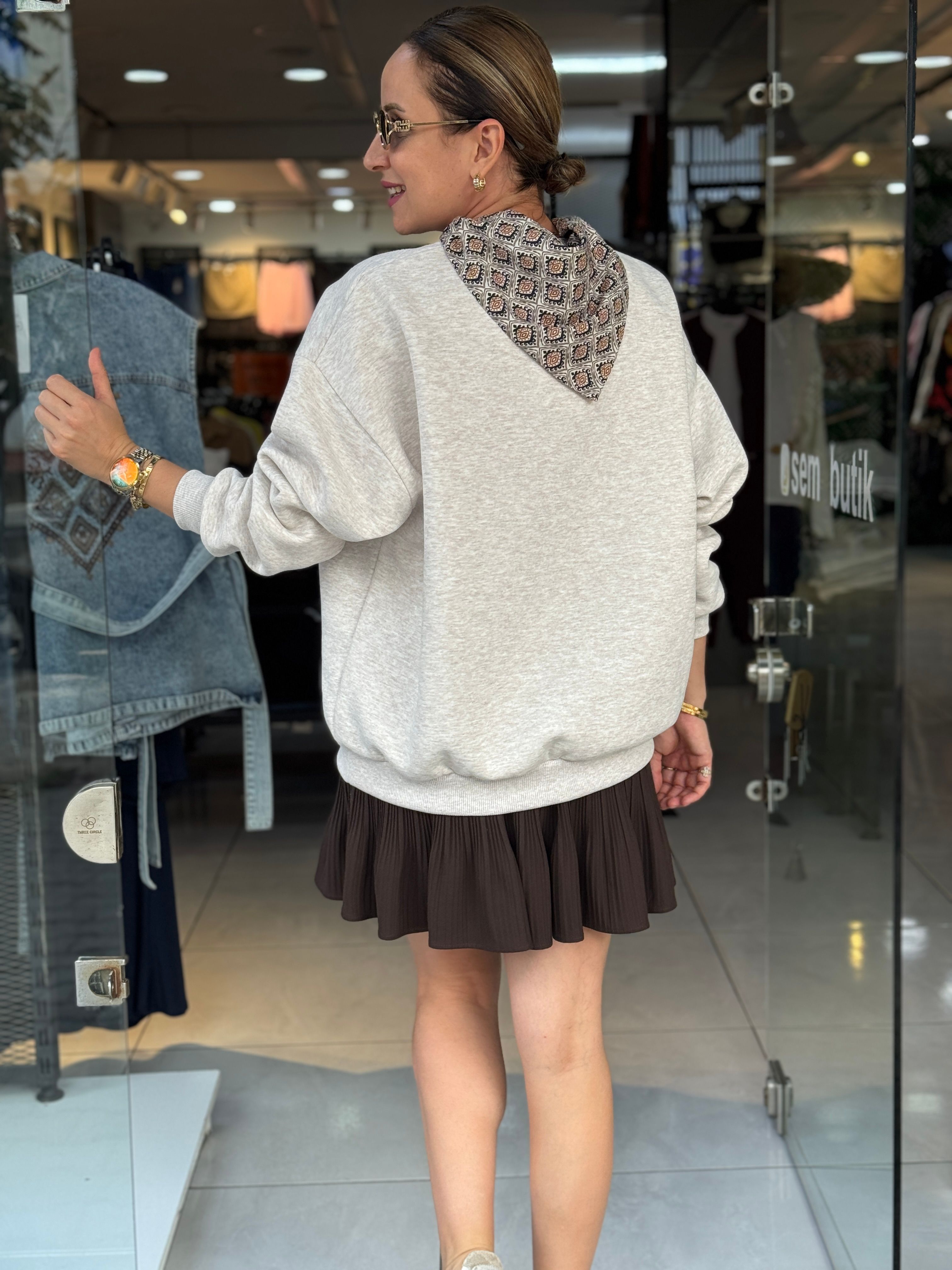 Fular Detaylı Nakışlı Şardonlu Sweat