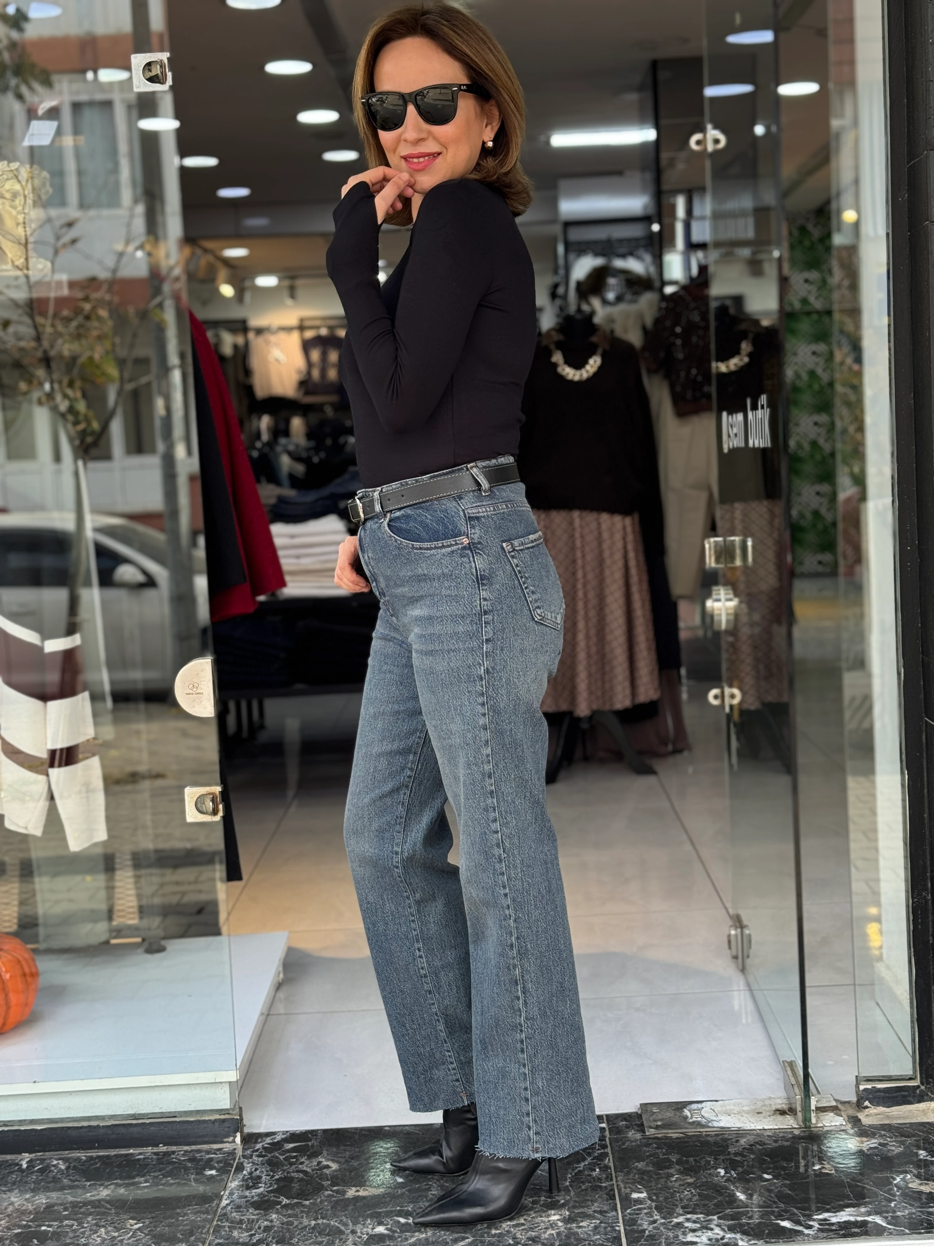 Kemerli Yıkamalı Lacivert Jean