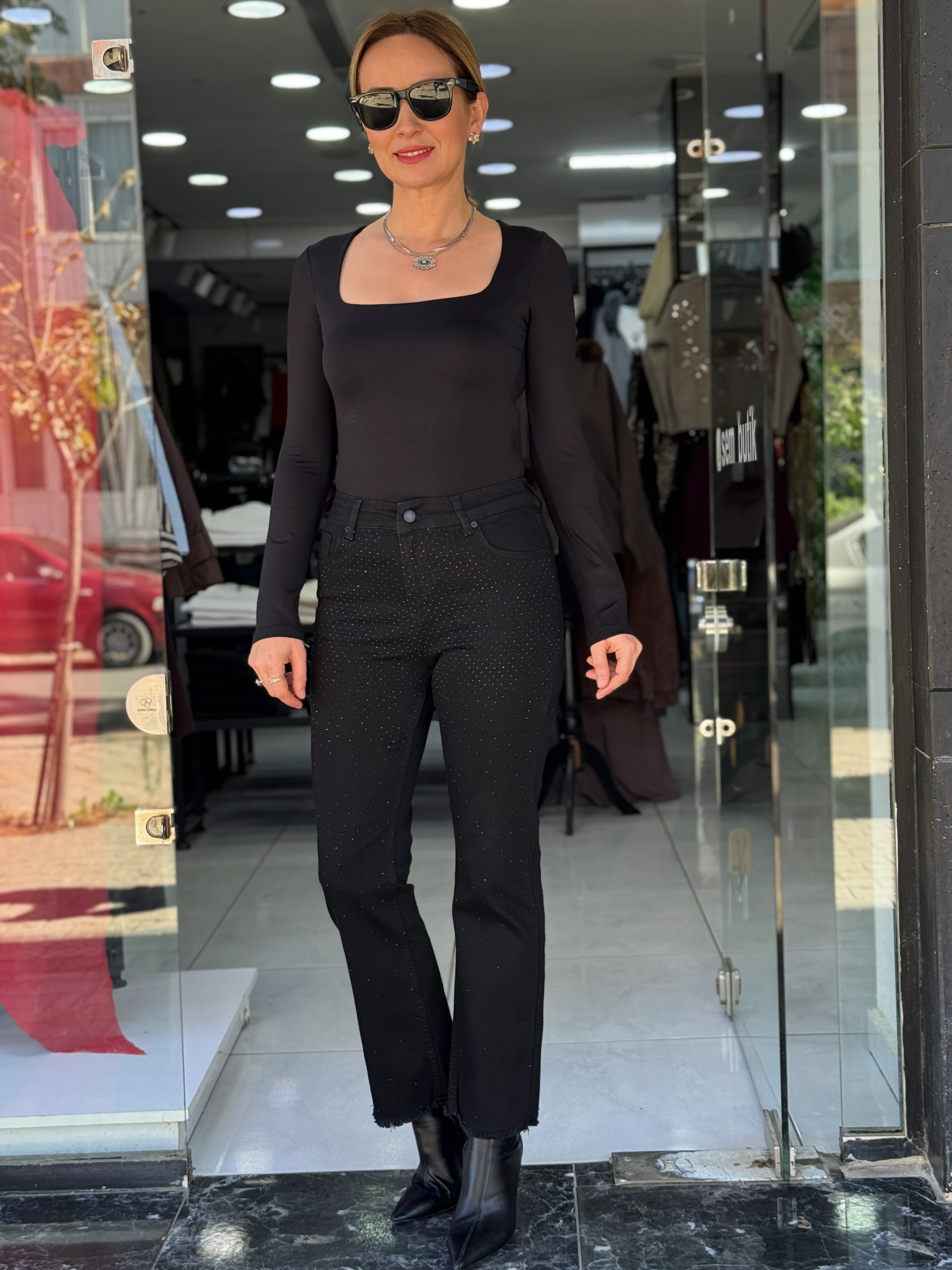 Ön Taşlı Siyah Jean