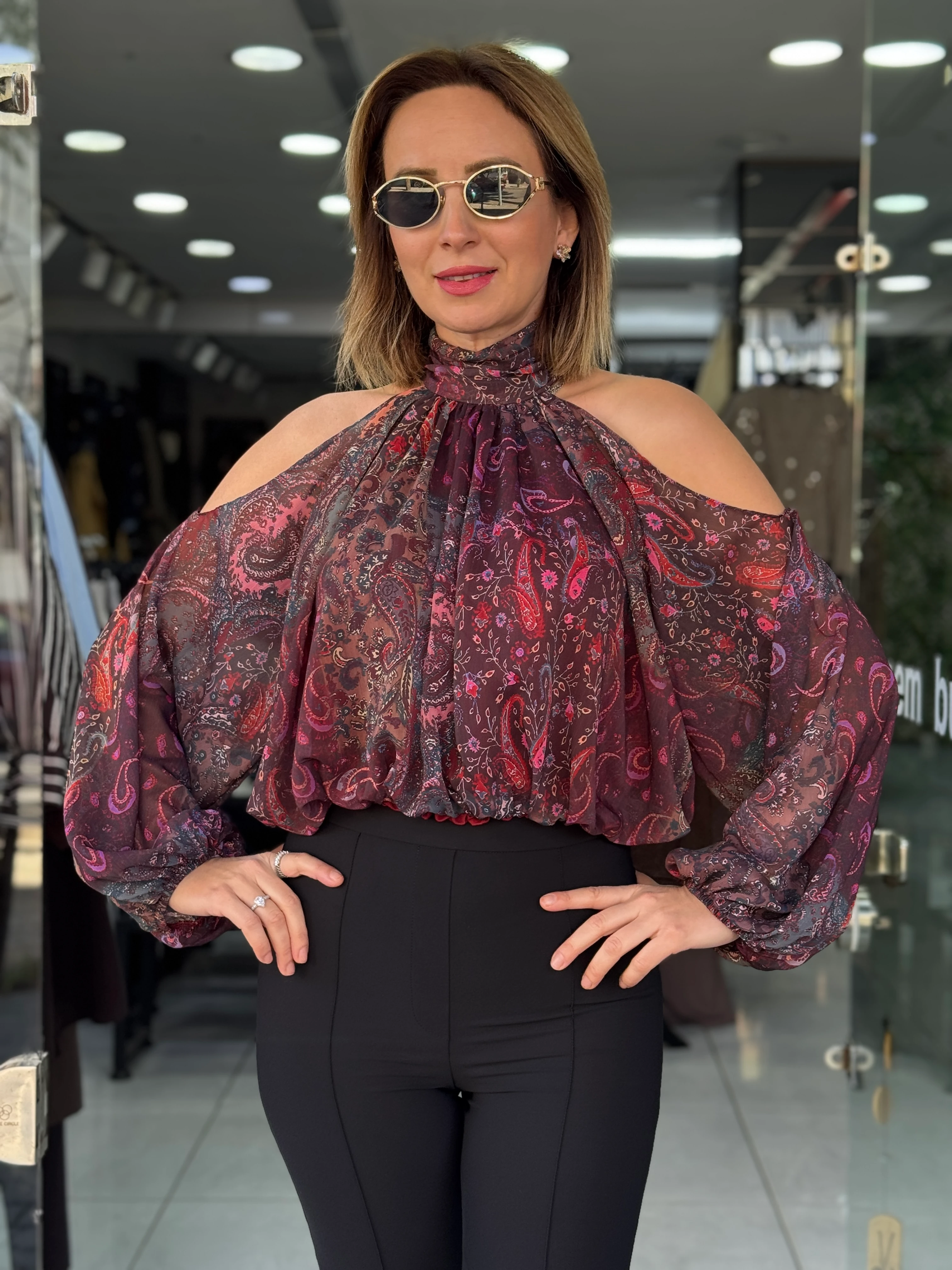 Dik Yaka Omuz Dekolteli Desenli Şifon Bluz