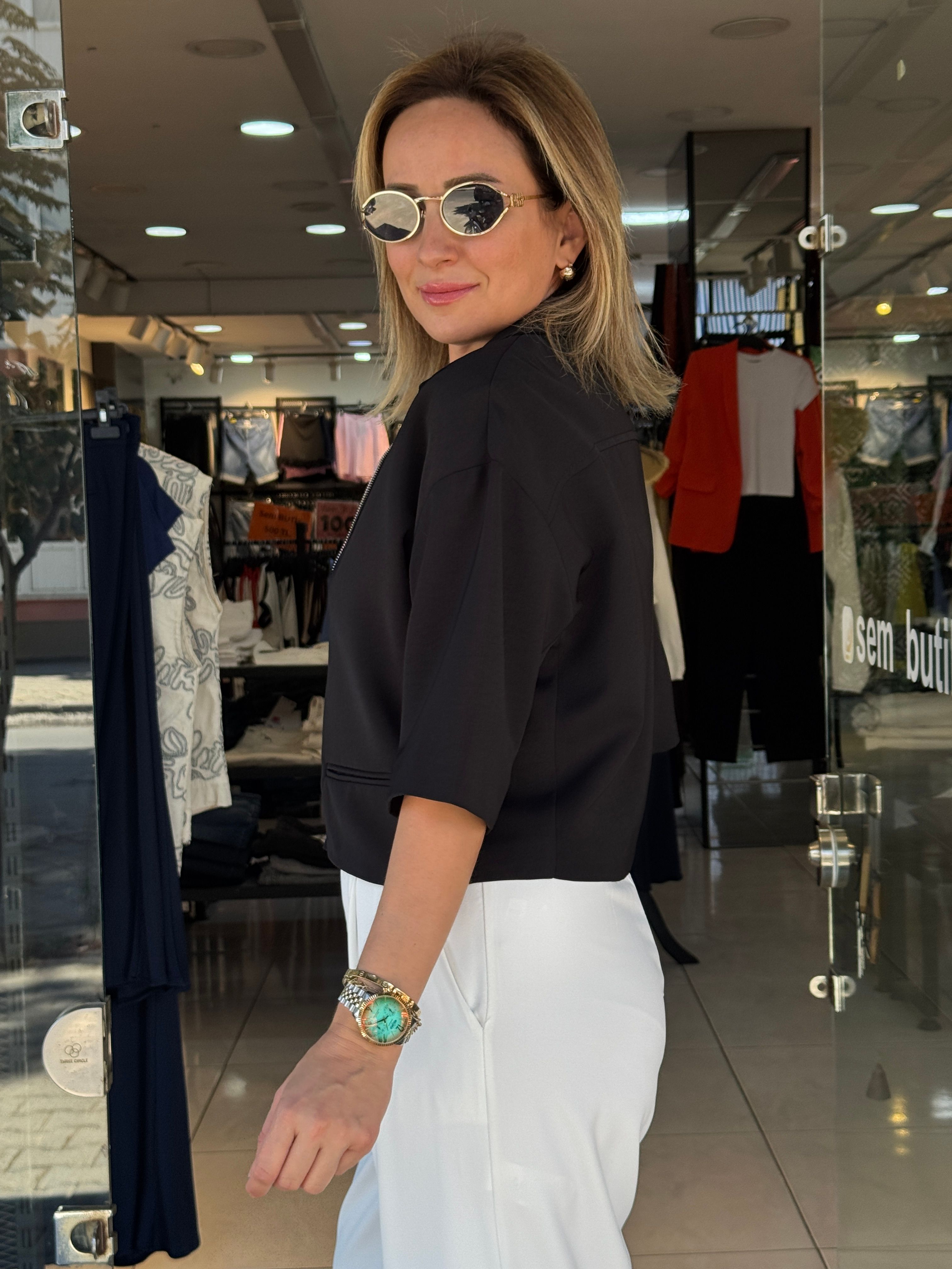 Siyah Ön Fermuarlı Ceket
