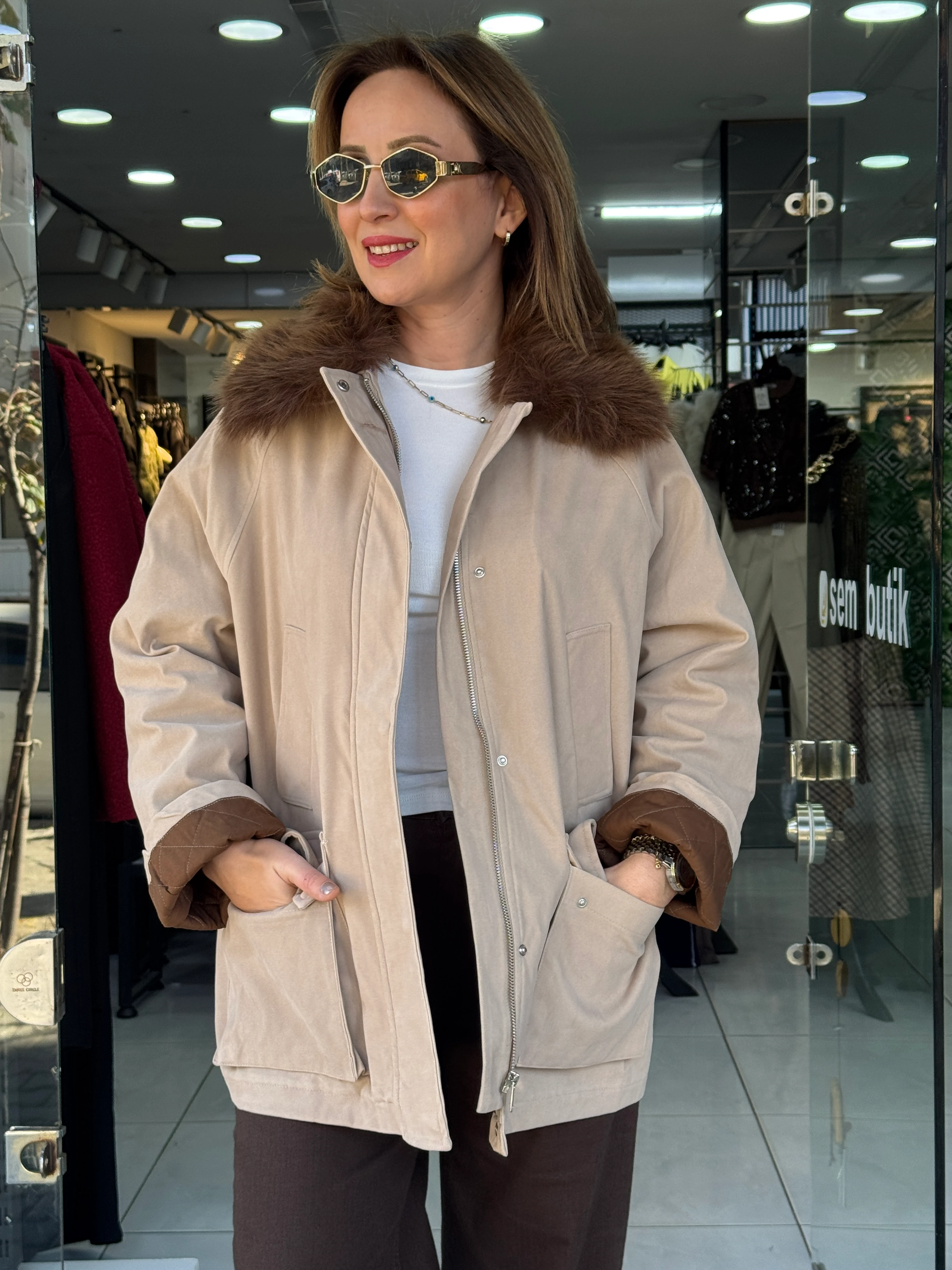 Yaka Kürklü Bej Mont