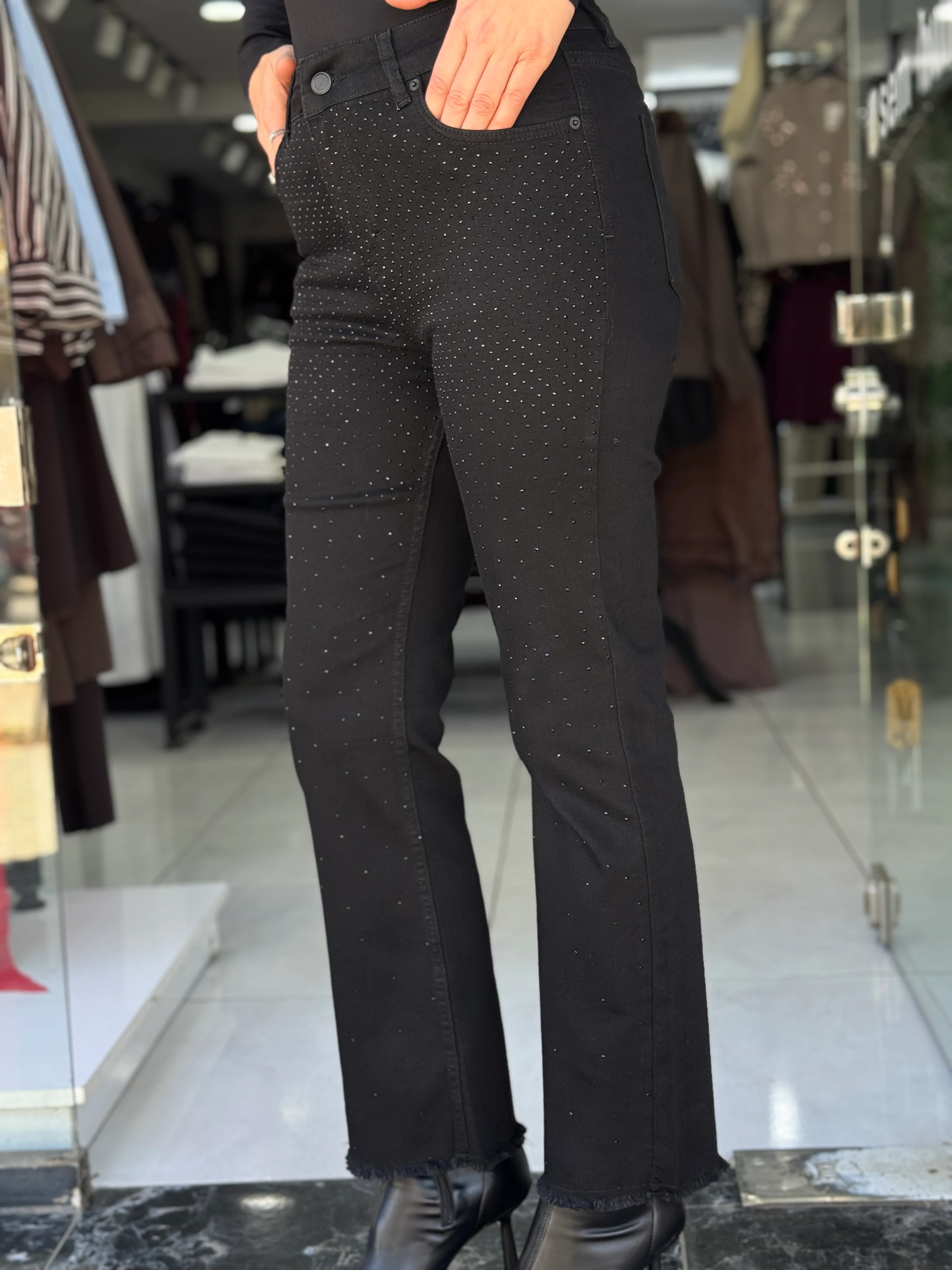 Ön Taşlı Siyah Jean