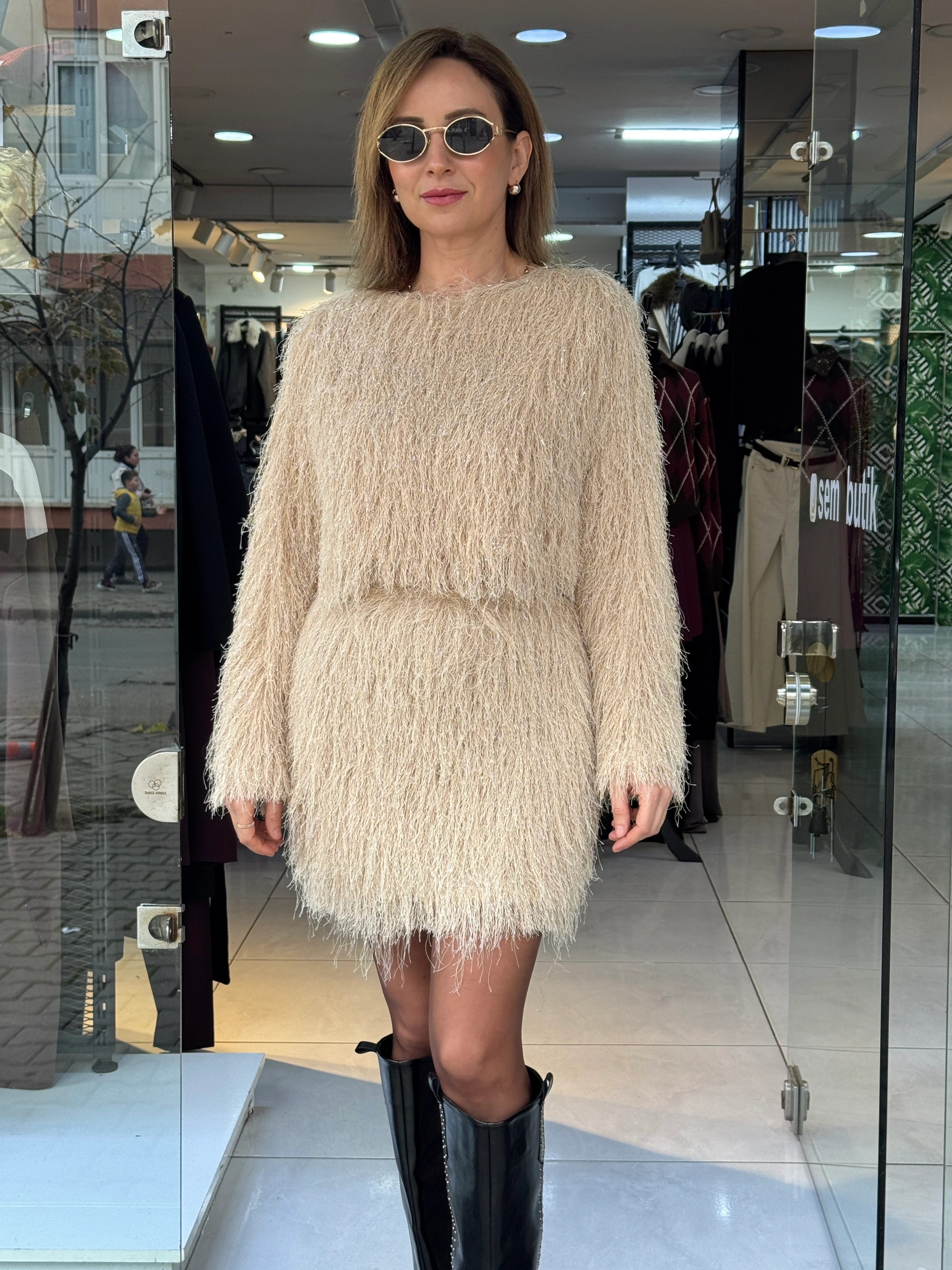 Püsküllü Krem Etekli Takım