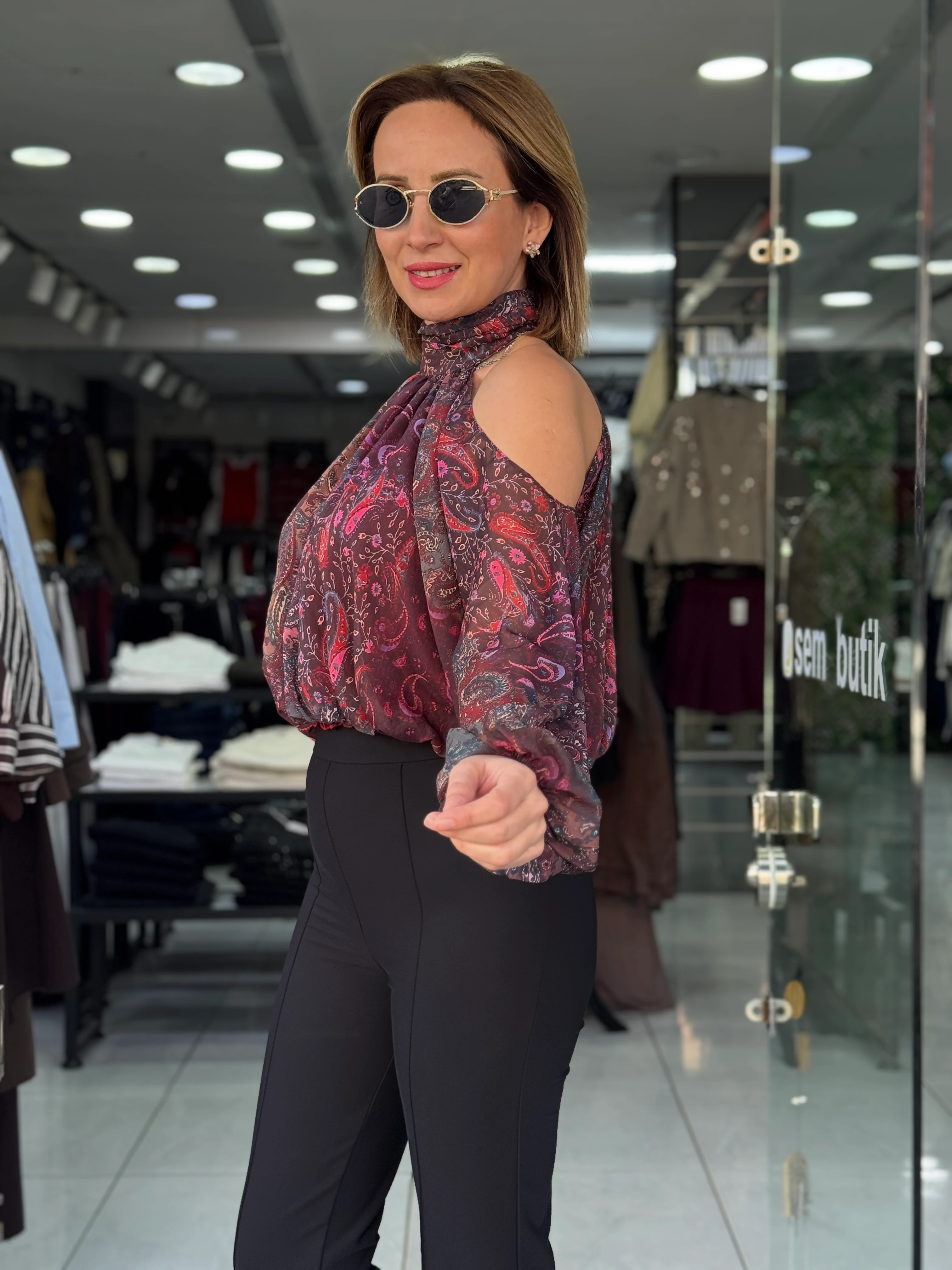 Dik Yaka Omuz Dekolteli Desenli Şifon Bluz