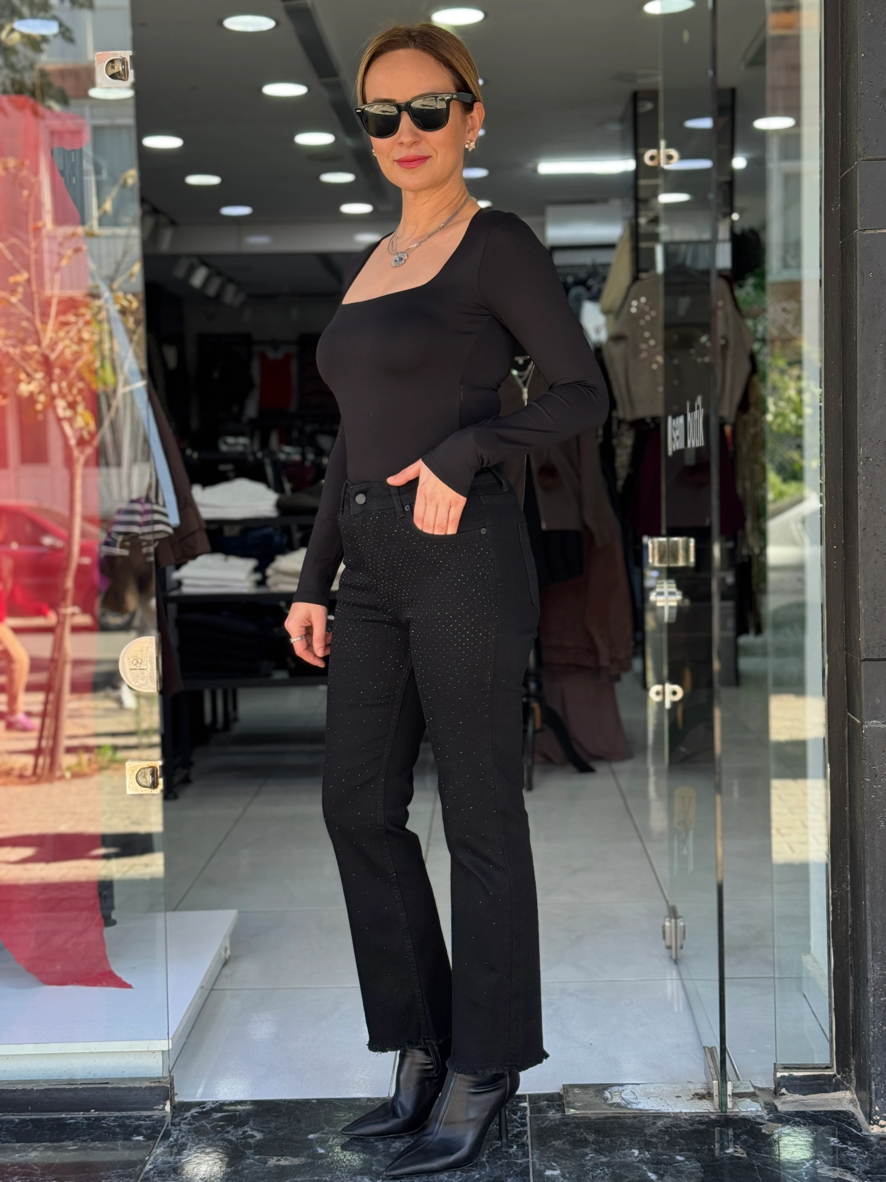 Ön Taşlı Siyah Jean