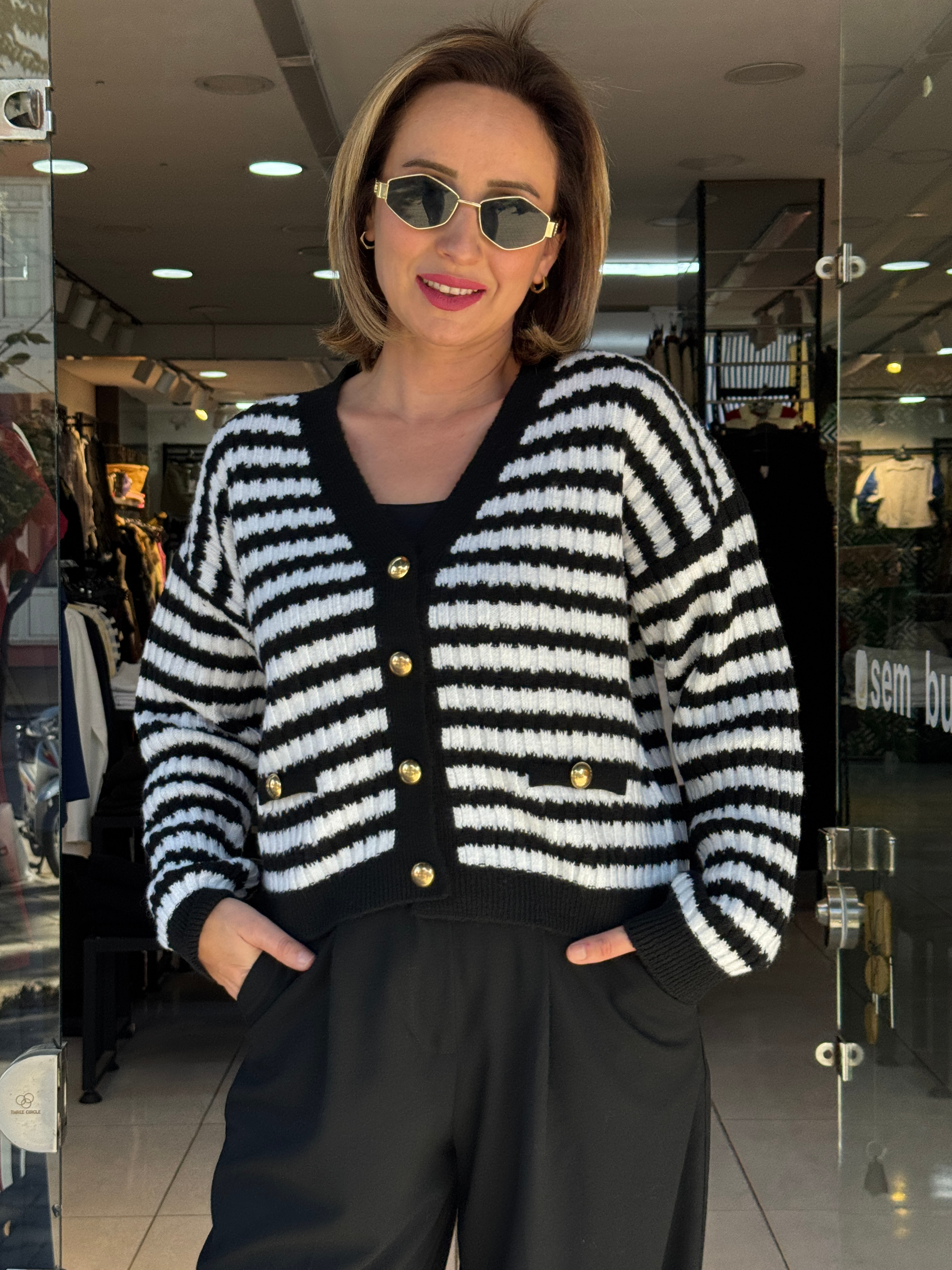 Siyah Beyaz Gold Düğmeli Hırka 