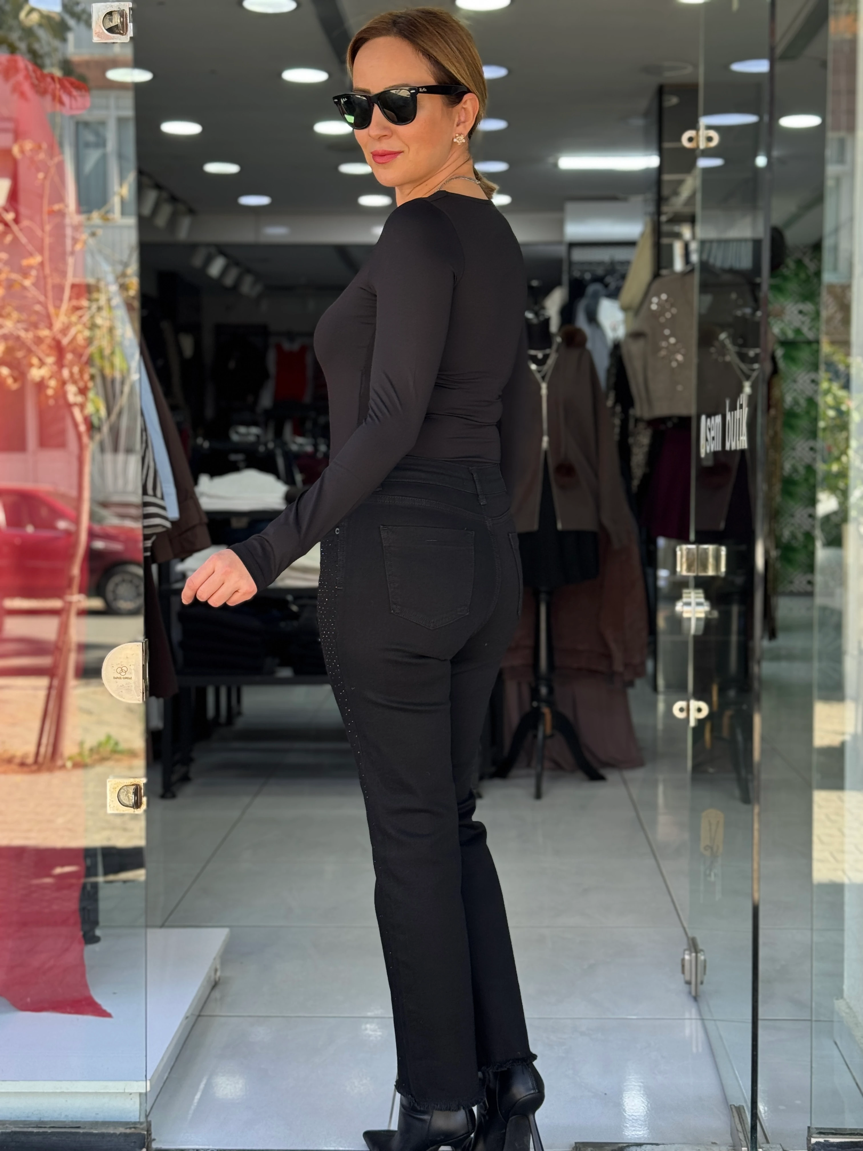 Ön Taşlı Siyah Jean