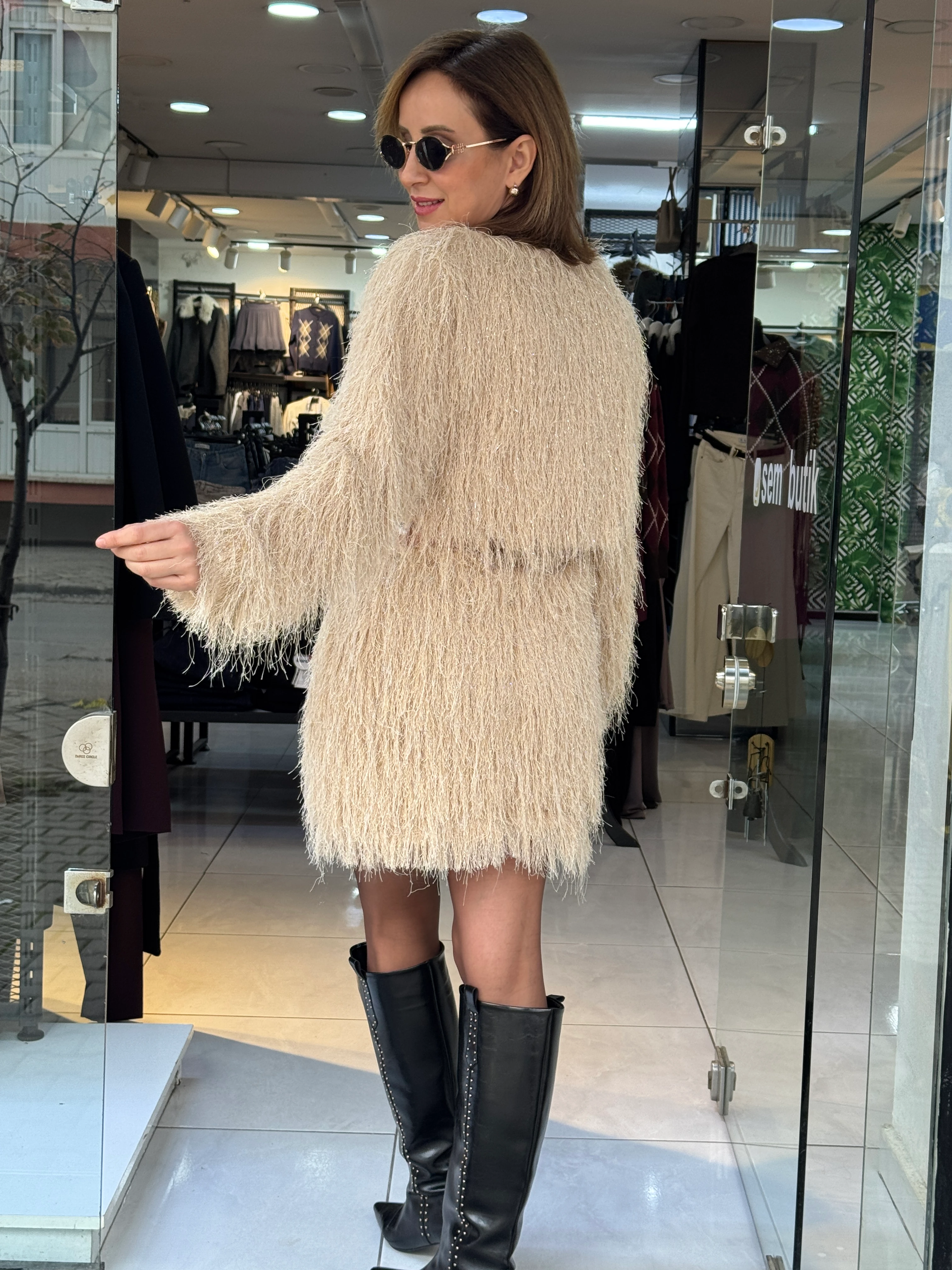 Püsküllü Krem Etekli Takım