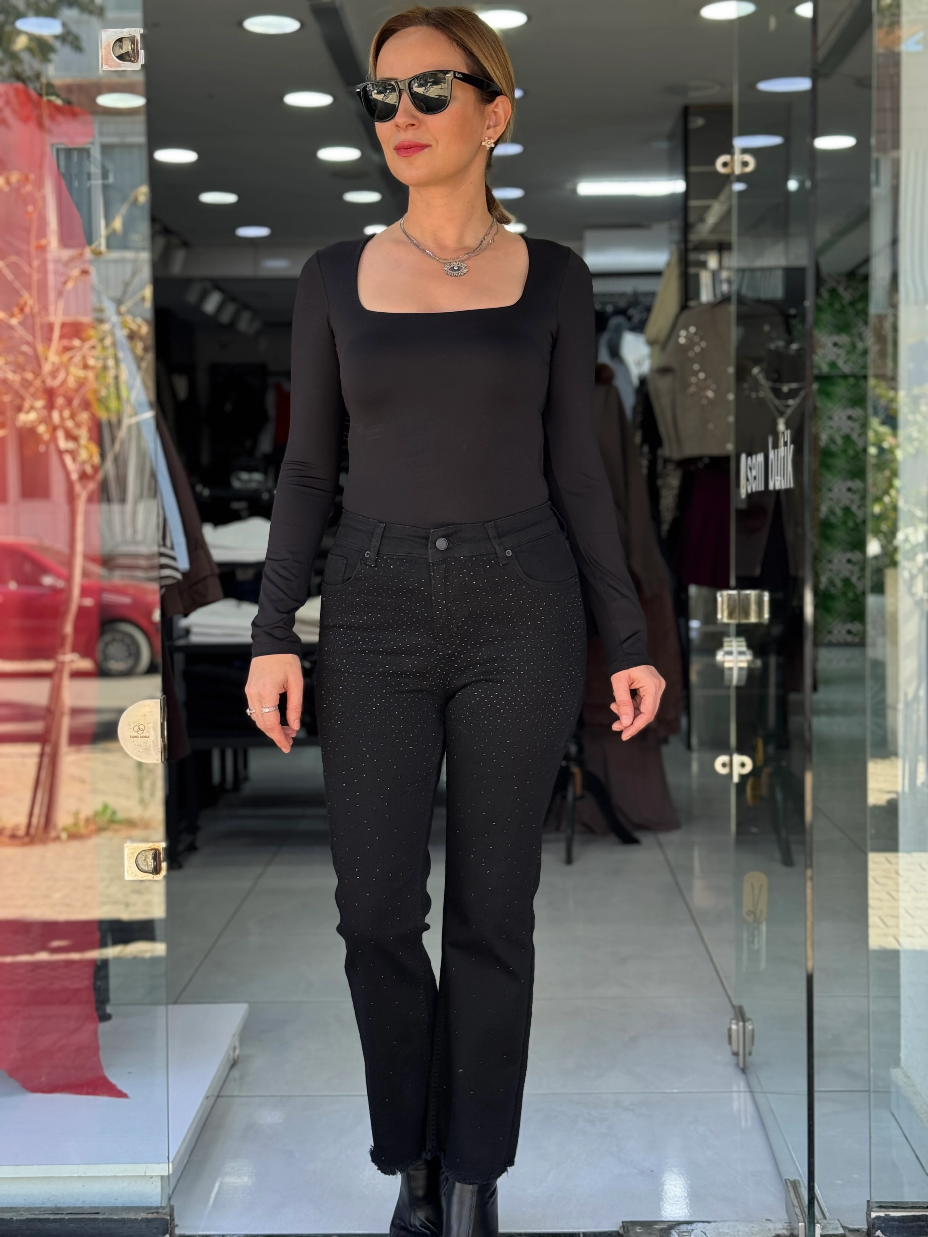 Ön Taşlı Siyah Jean