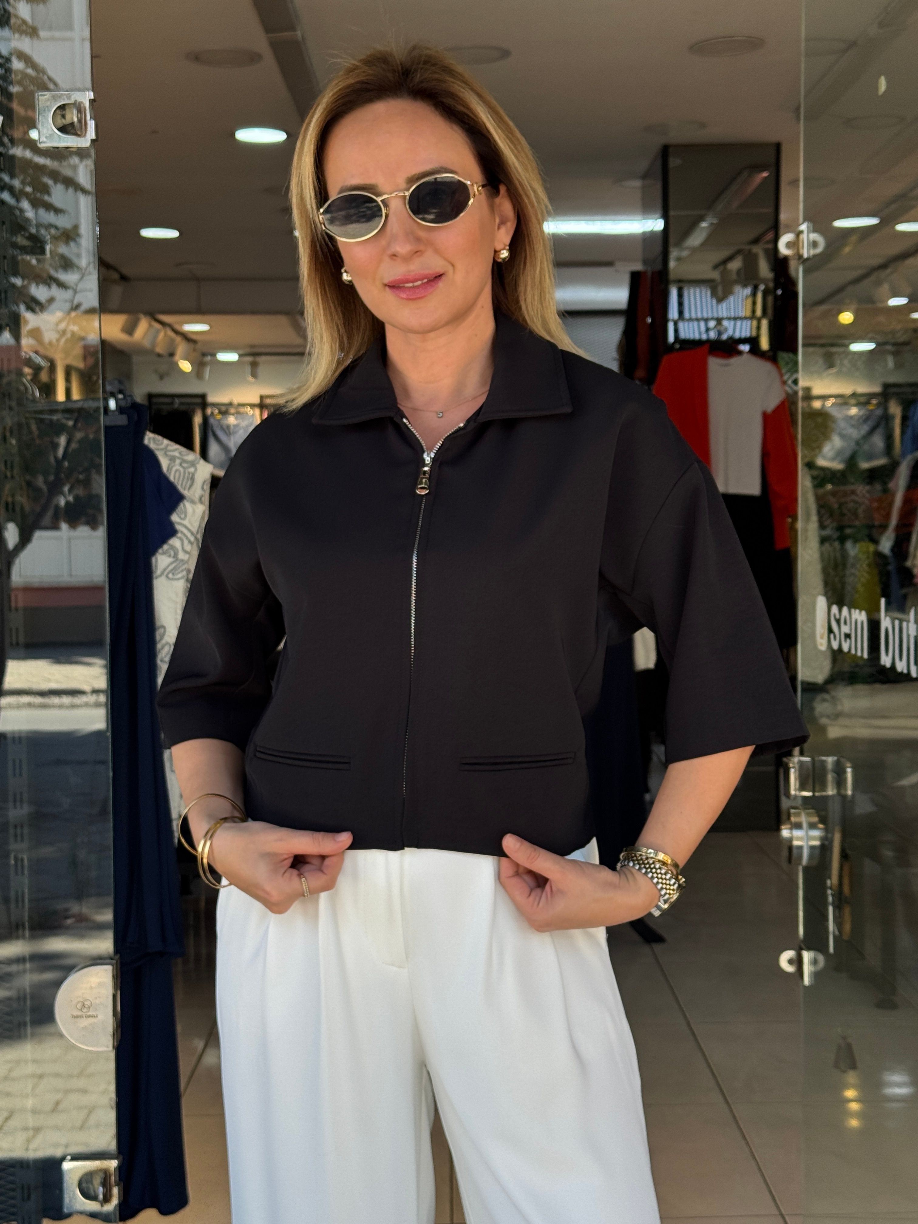 Siyah Ön Fermuarlı Ceket