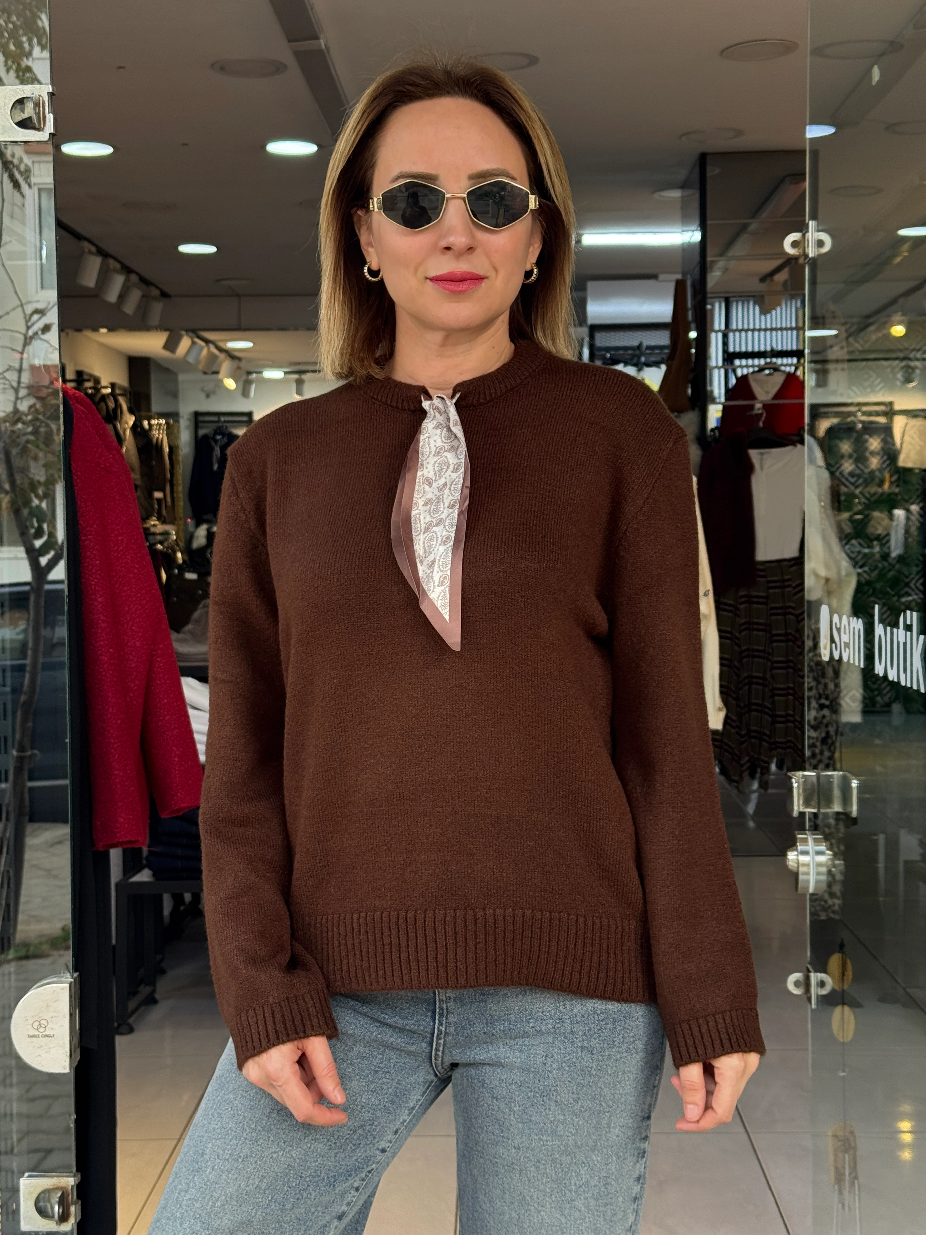 Yakası Fularlı Yumoş Kazak - Kahve