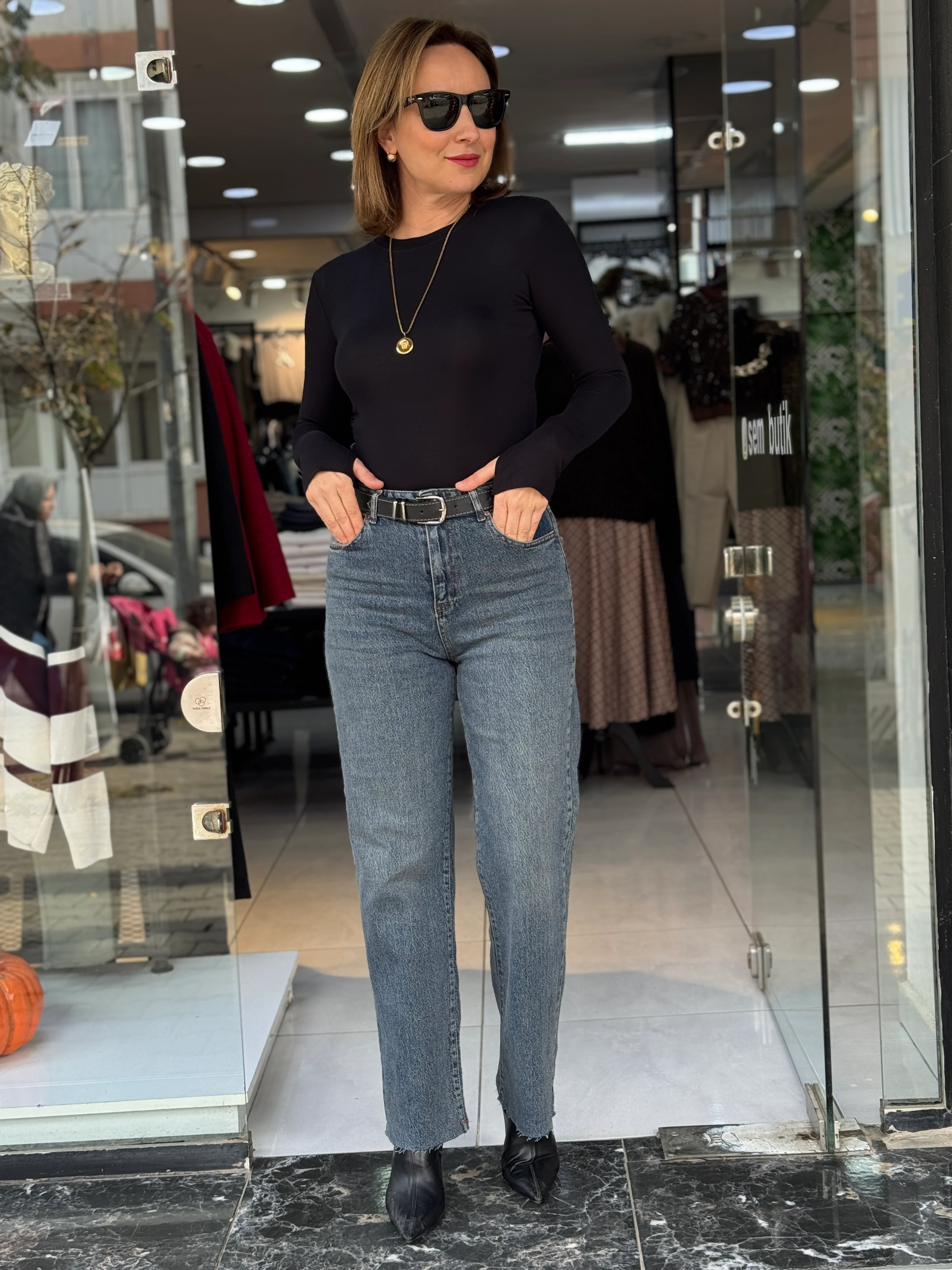 Kemerli Yıkamalı Lacivert Jean